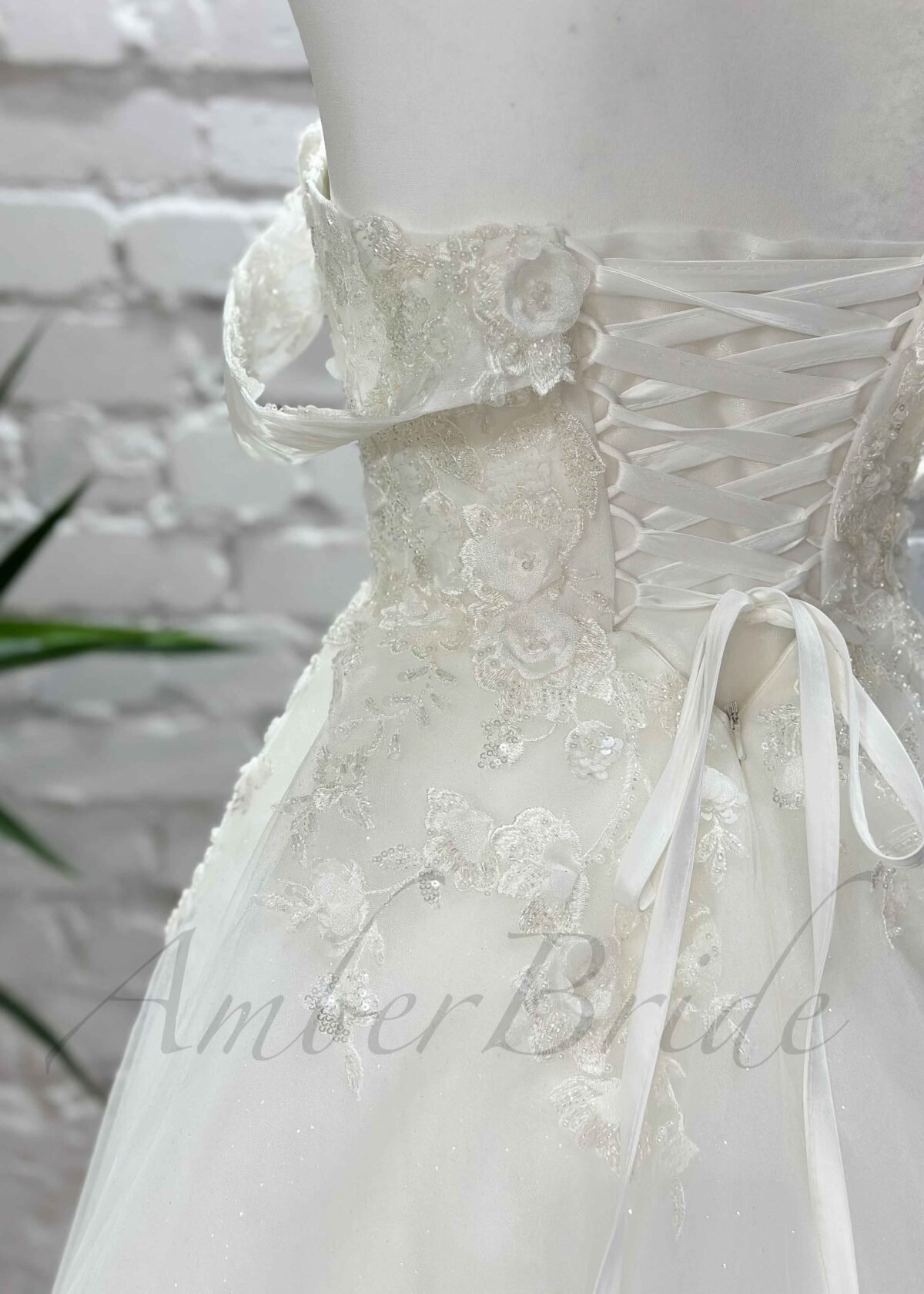 Gėlėta tulio vestuvinė suknelė su atvirais pečiais ir korsetu - Image 6