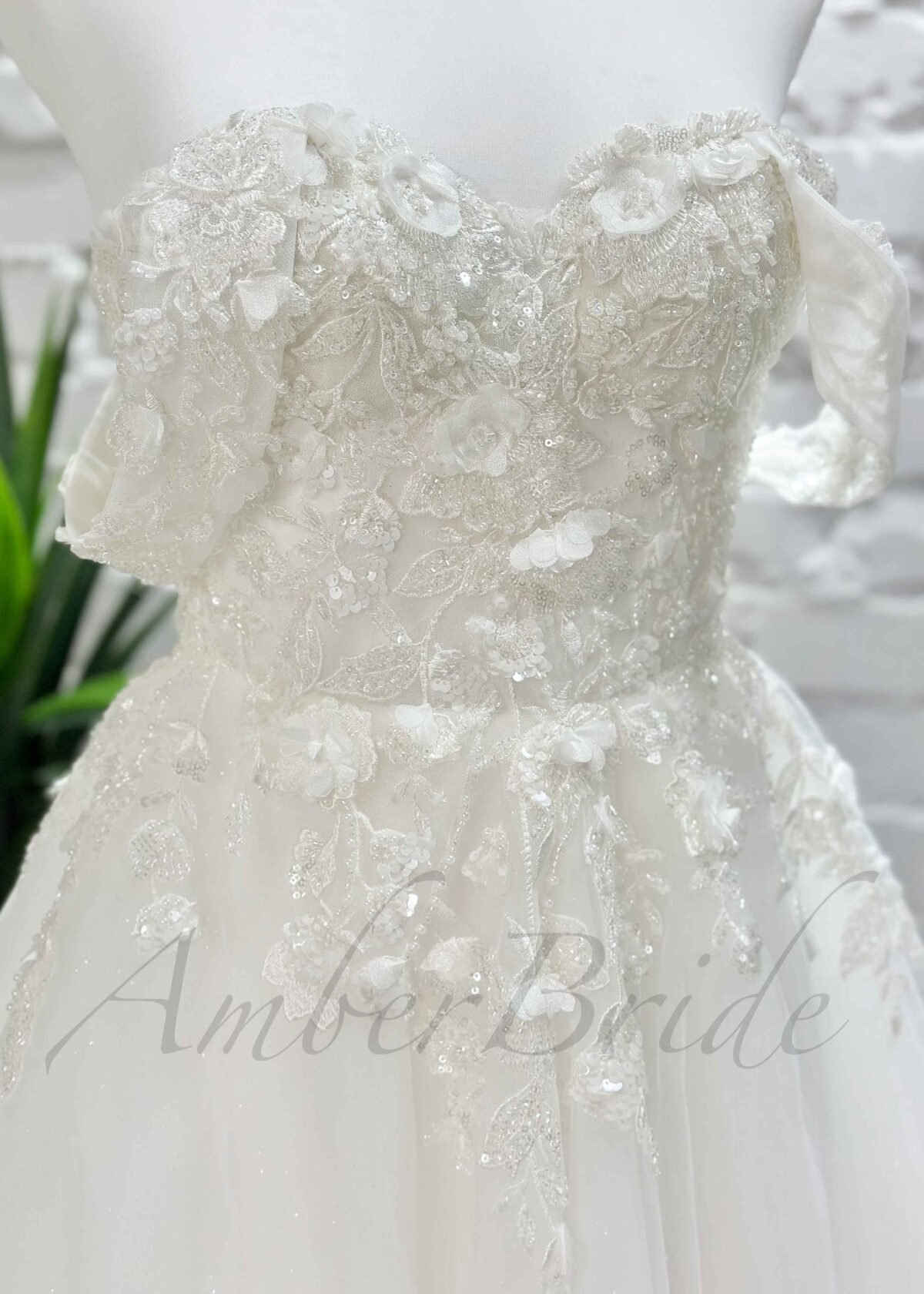 Gėlėta tulio vestuvinė suknelė su atvirais pečiais ir korsetu - Image 4