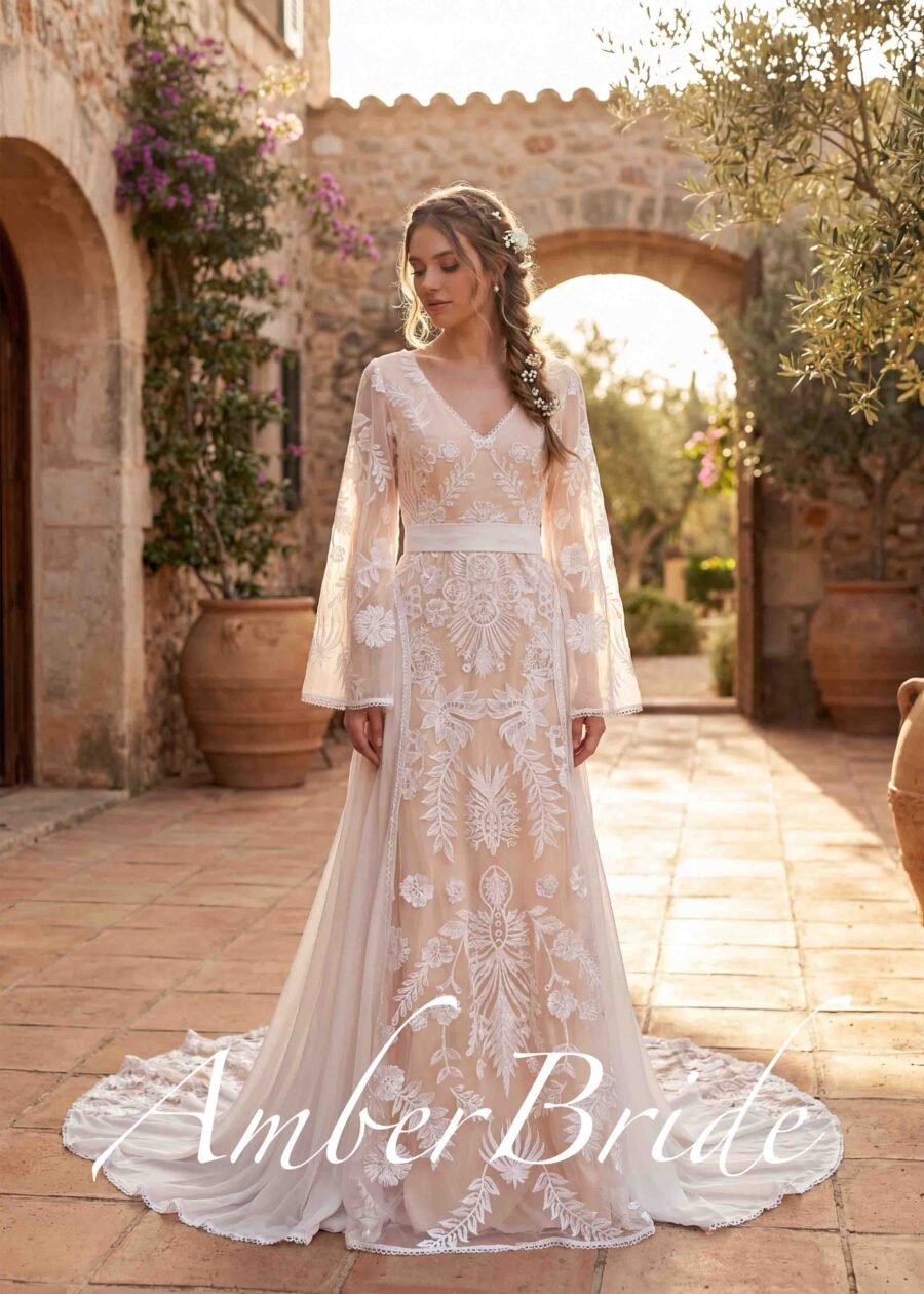 Boho stiliaus vestuvinė suknelė su ilgomis plačiomis rankovėmis