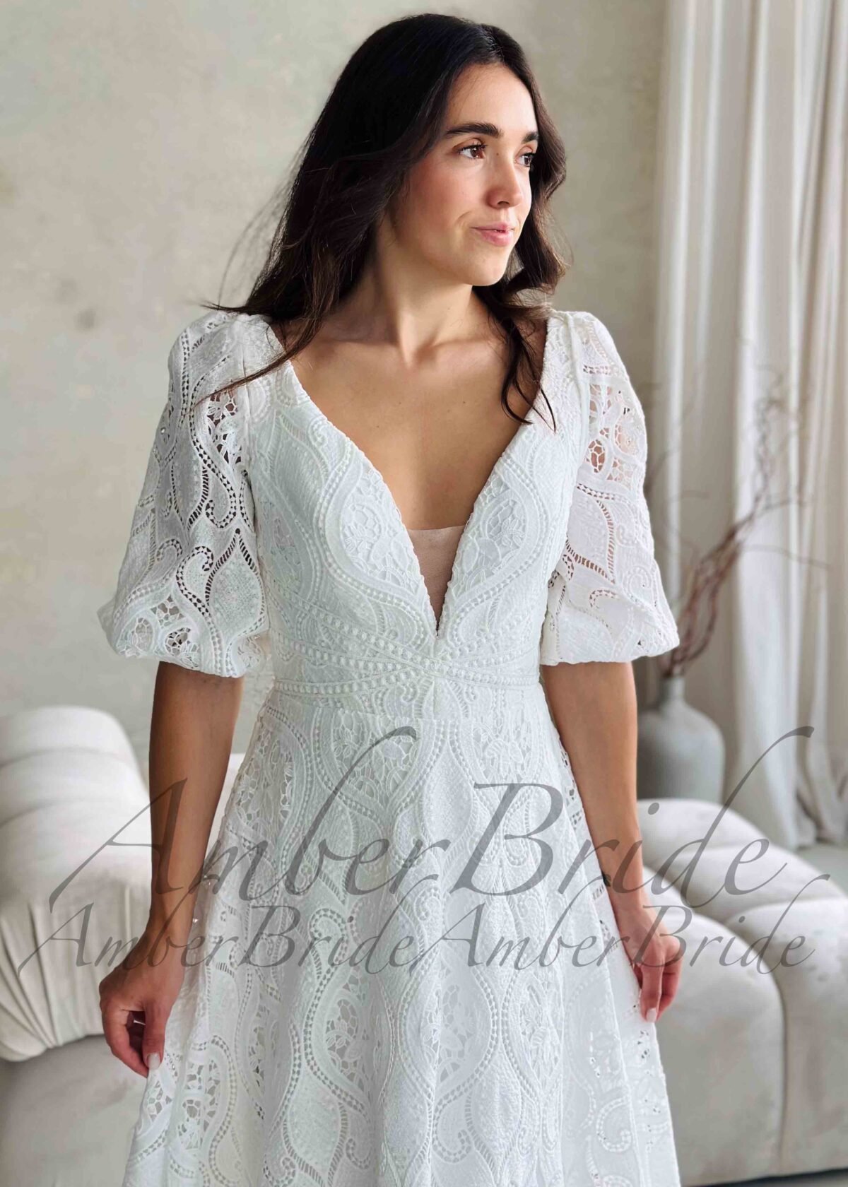 Boho stiliaus nėriniuota vestuvinė suknelė su nusegamomis rankovėmis - Image 2