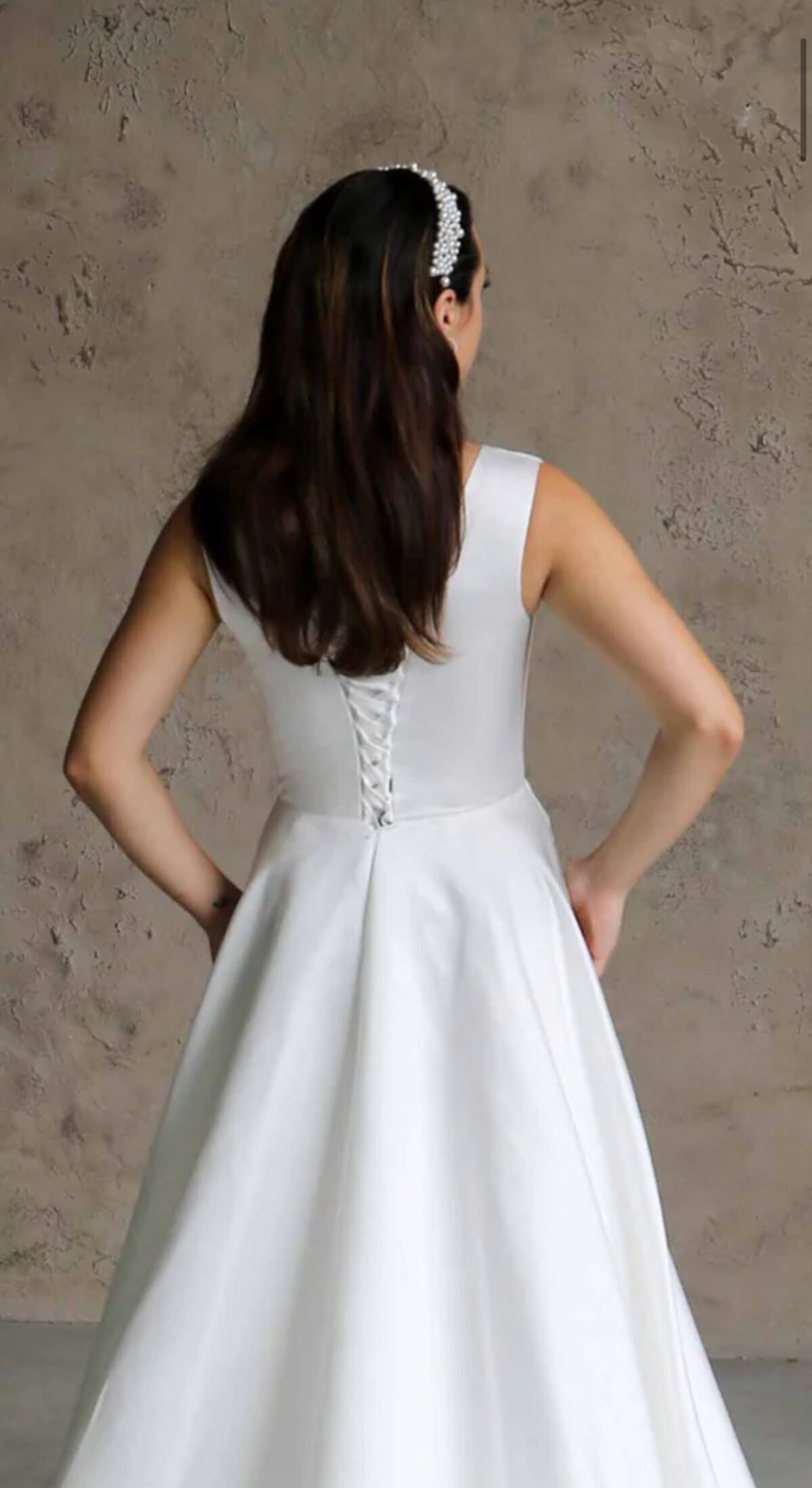 Klasikinė satino vestuvinė suknelė giliu kaklu (be šleifo, su užtrauktuku) - Image 3