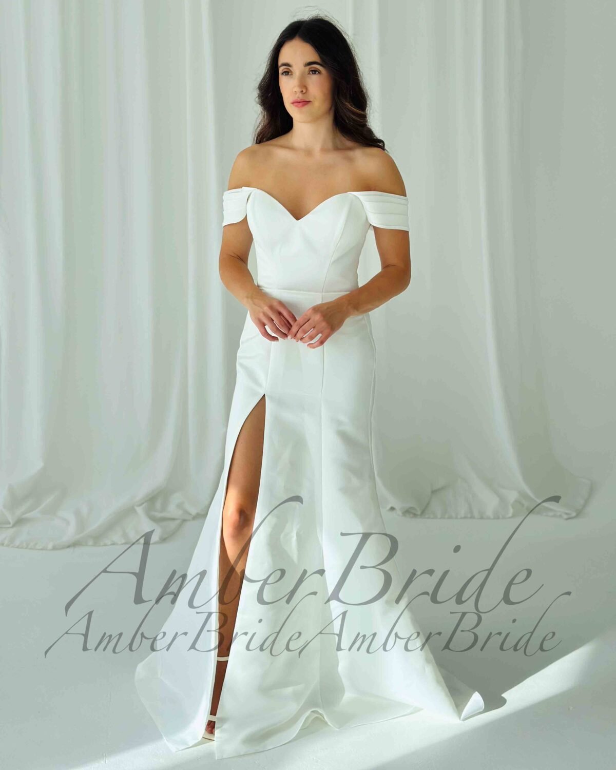 Minimalistinė undinės formos satino vestuvinė suknelė atvirais pečiais