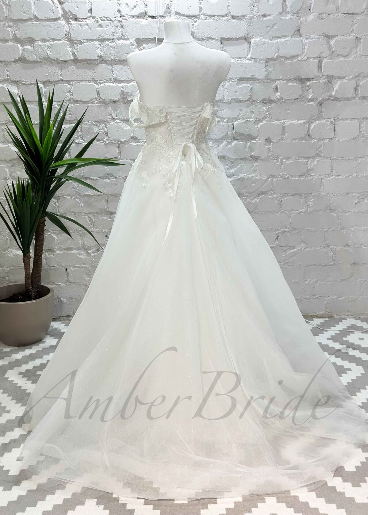 Gėlėta tulio vestuvinė suknelė su atvirais pečiais ir korsetu - Image 2