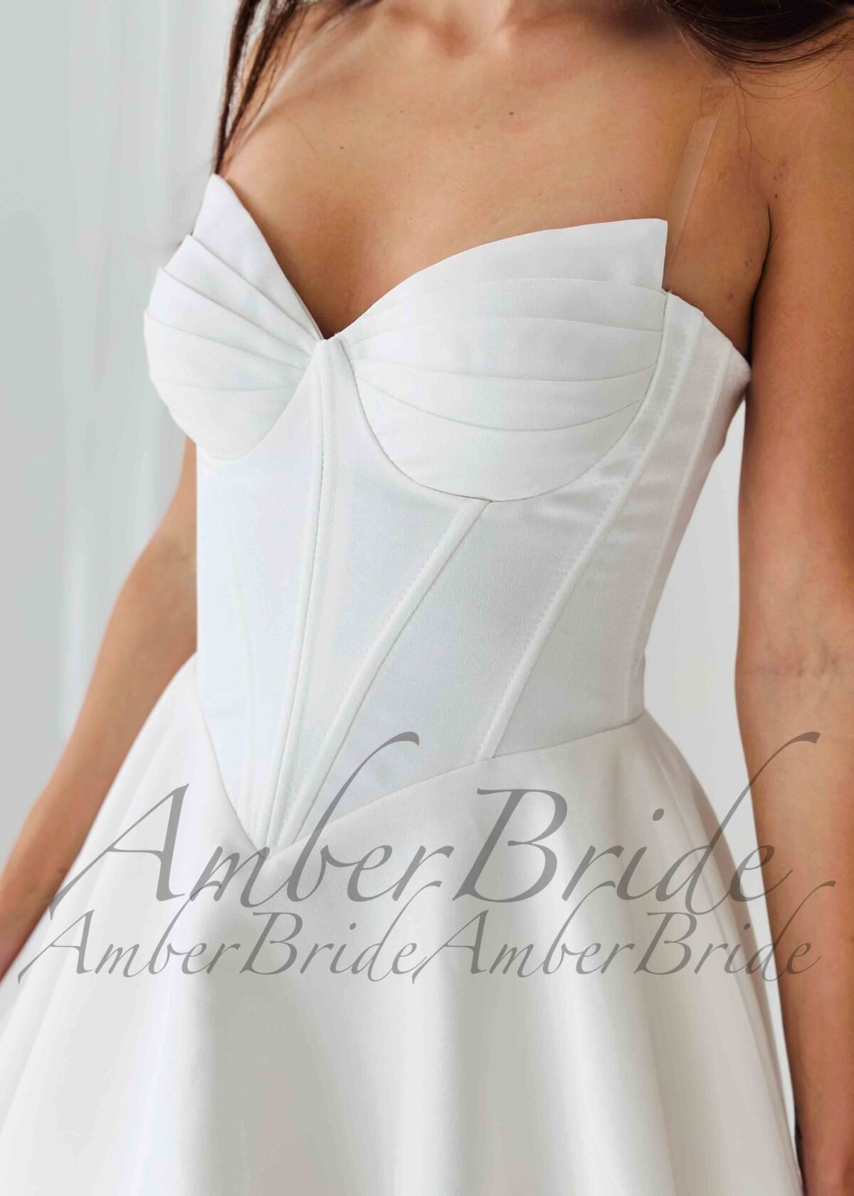 Moderni vestuvinė suknelė iš satino su V formos liemeniu - Image 4