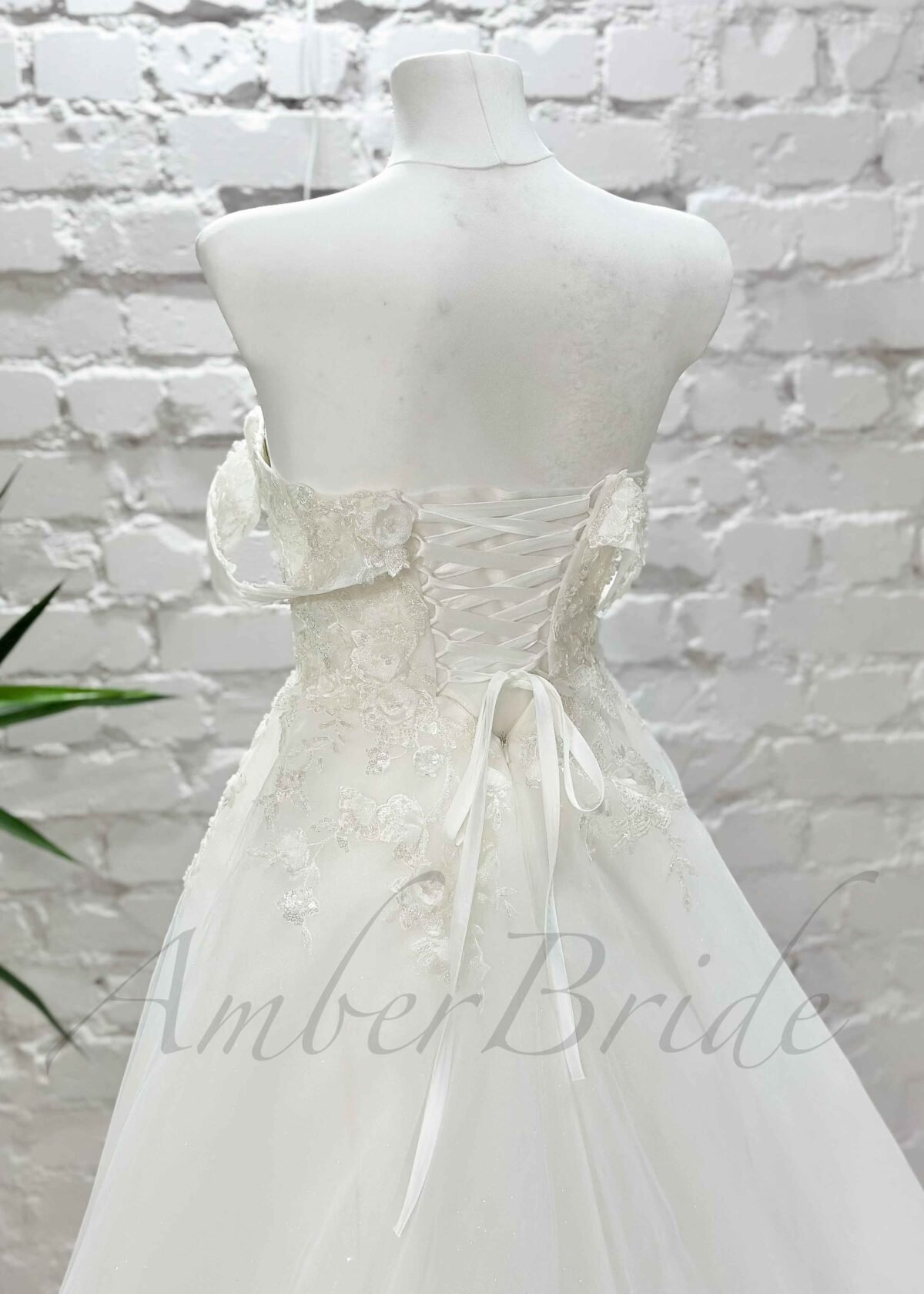 Gėlėta tulio vestuvinė suknelė su atvirais pečiais ir korsetu - Image 5