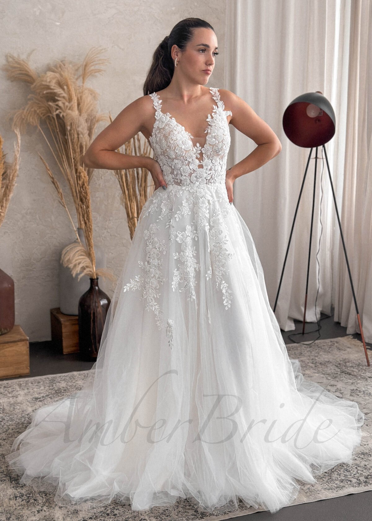 Romantiškos stiliaus gėlėta tulio suknelė atvira nugara