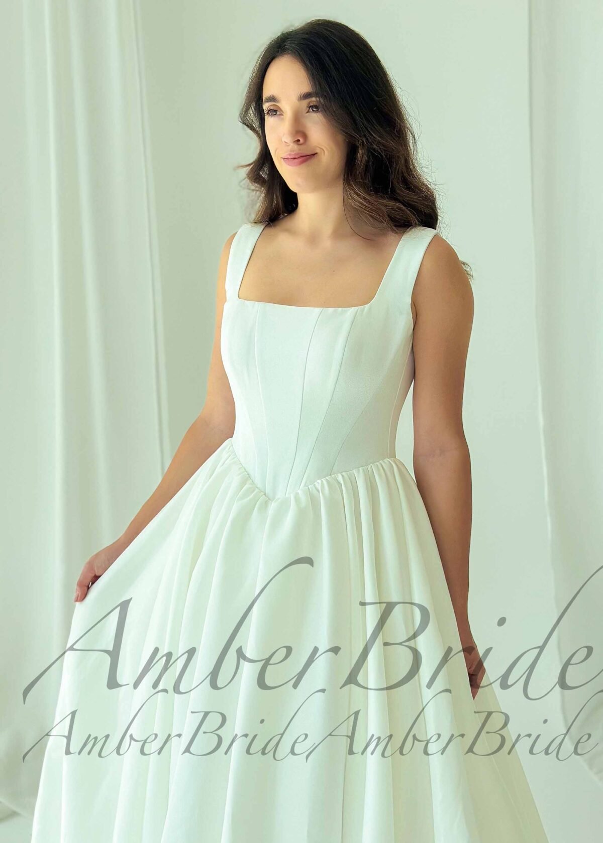 Klasikinė blizgaus satino vestuvinė suknelė su V formos liemeniu - Image 3