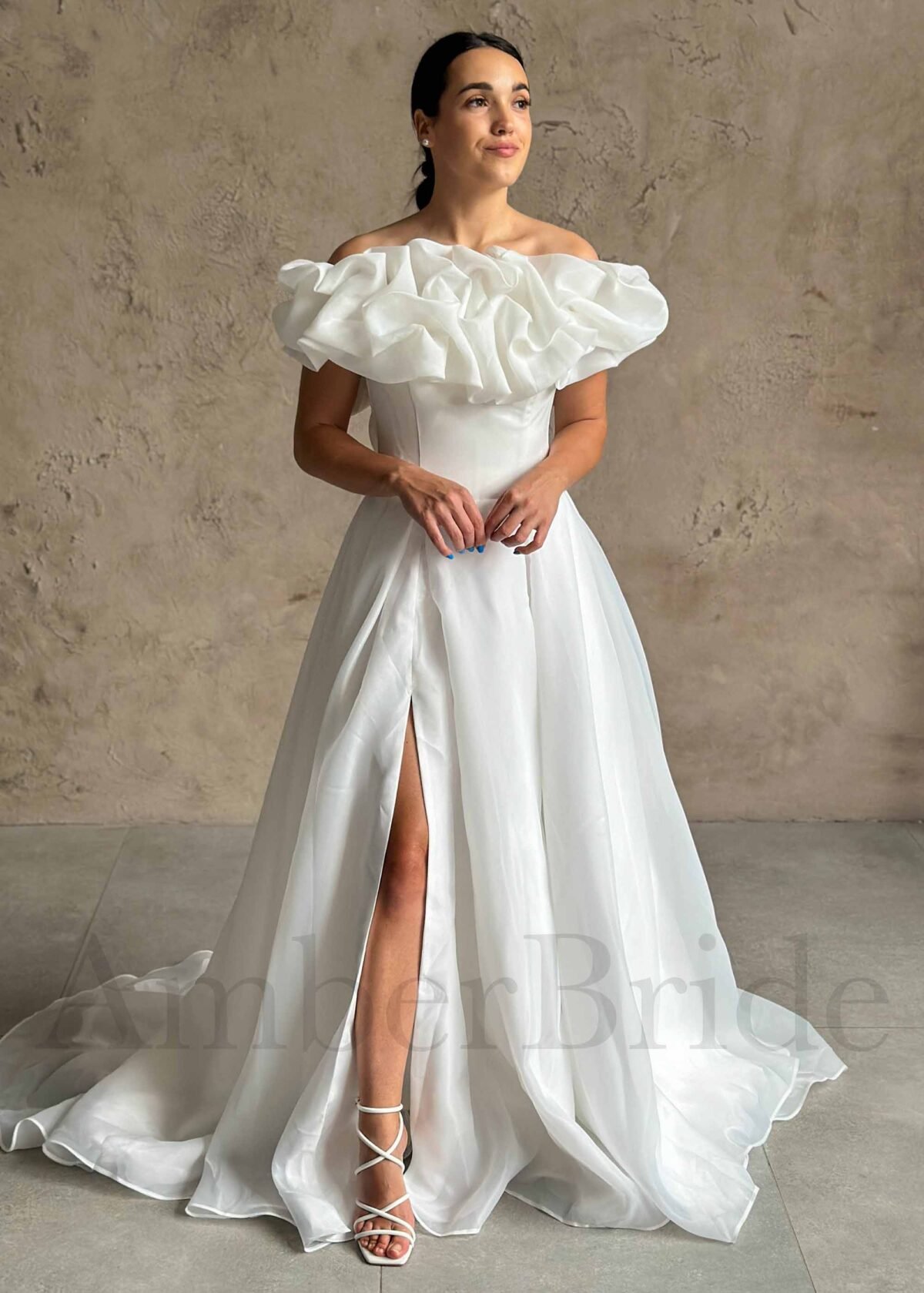 Išskirtinio dizaino organzos vestuvinė suknelė atvirais pečiais su korsetu