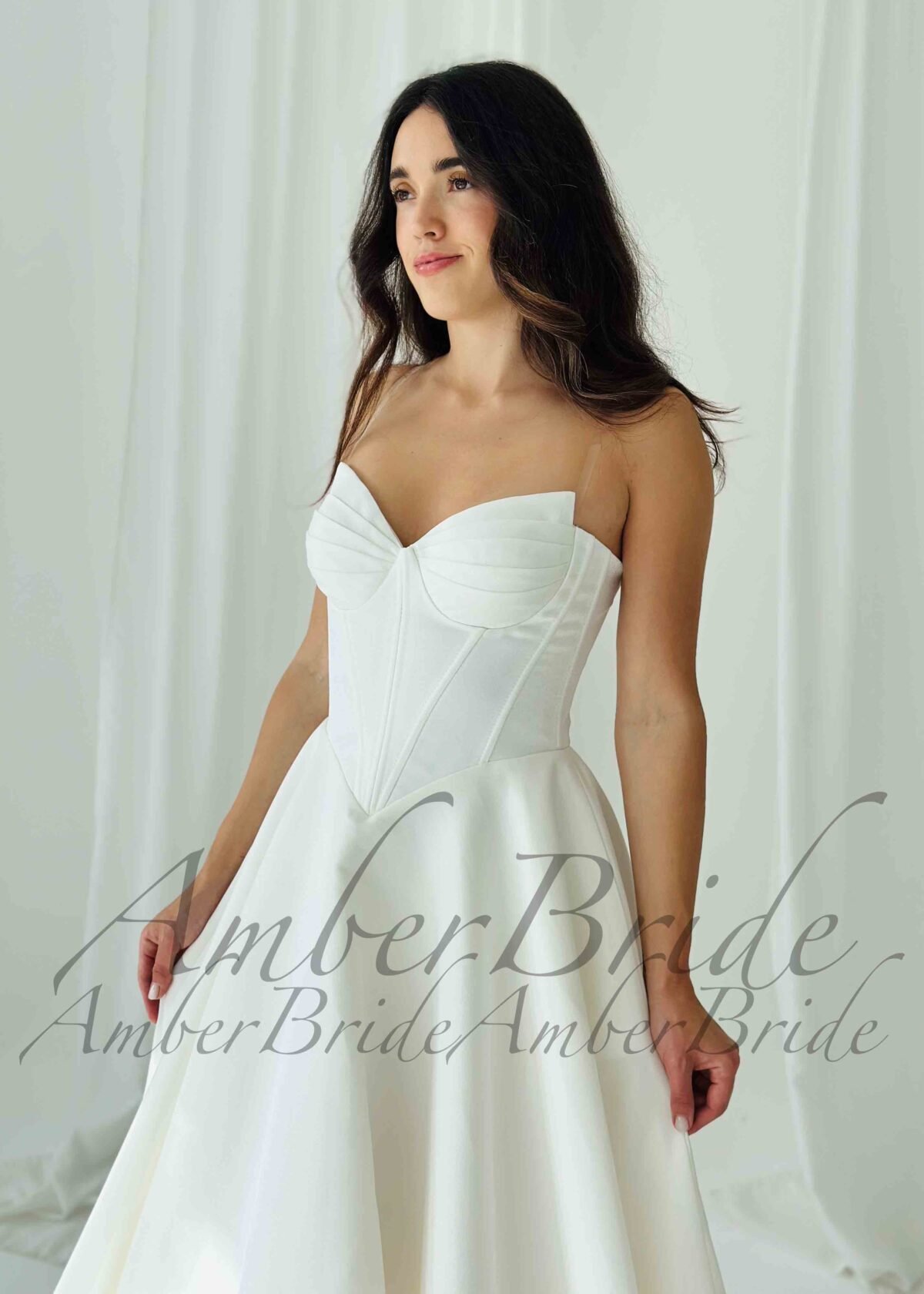 Moderni vestuvinė suknelė iš satino su V formos liemeniu - Image 3