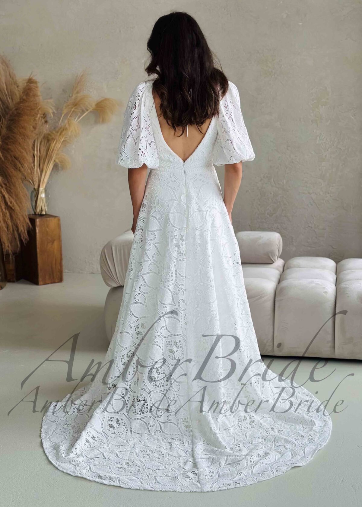 Boho stiliaus nėriniuota vestuvinė suknelė su nusegamomis rankovėmis - Image 3