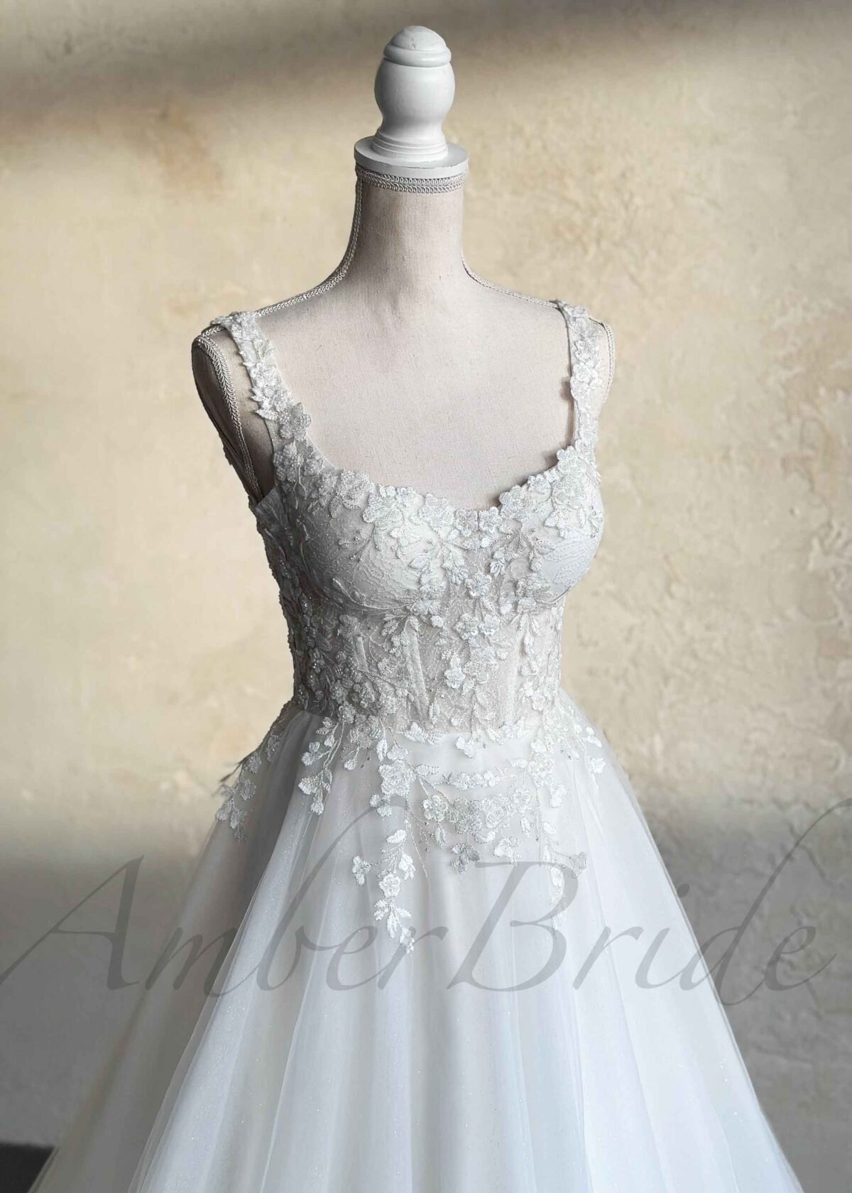 Romantiška gėlėta vestuvinė suknelė su tulio sijonu ir korsetu - Image 3