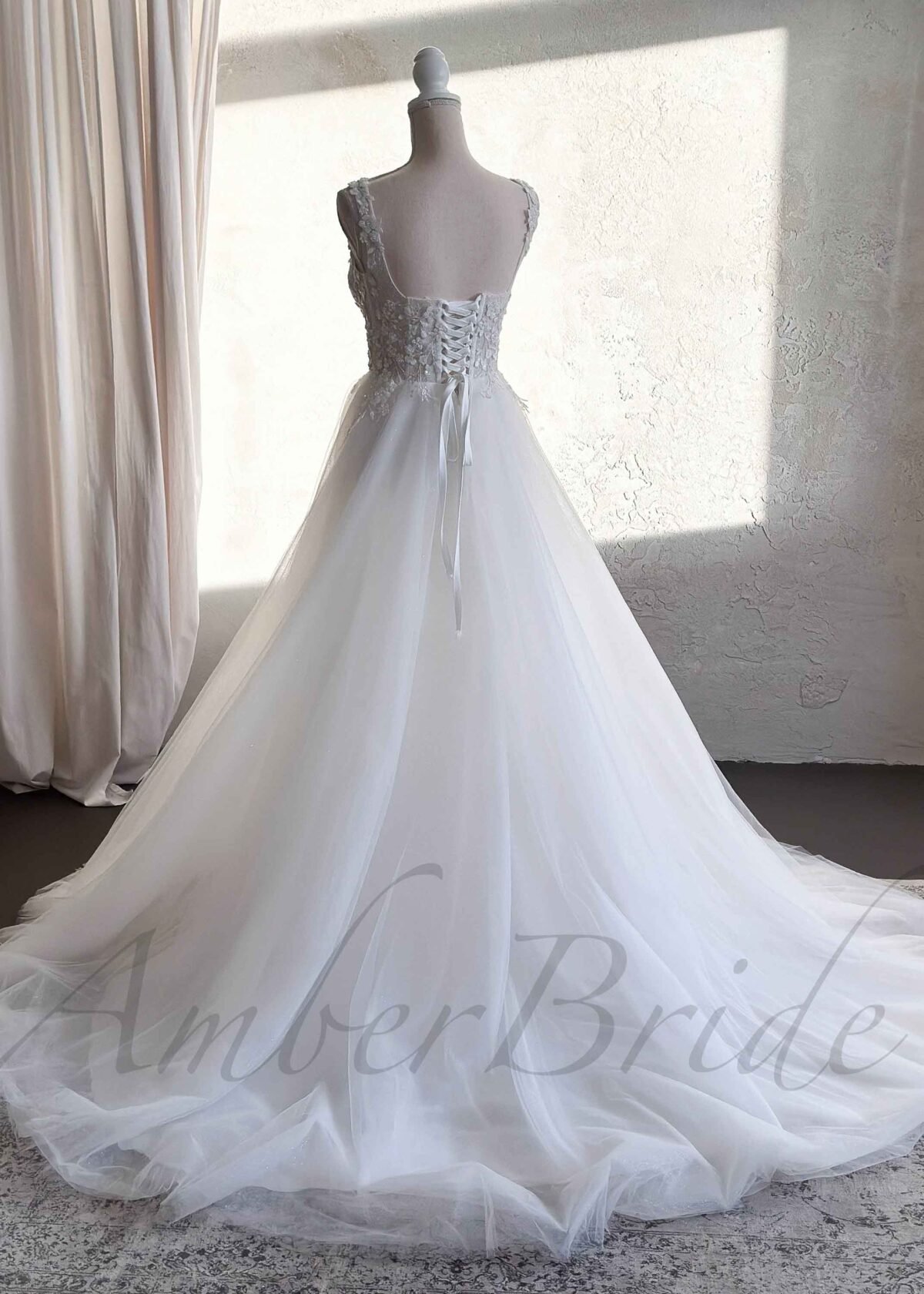 Romantiška gėlėta vestuvinė suknelė su tulio sijonu ir korsetu - Image 2