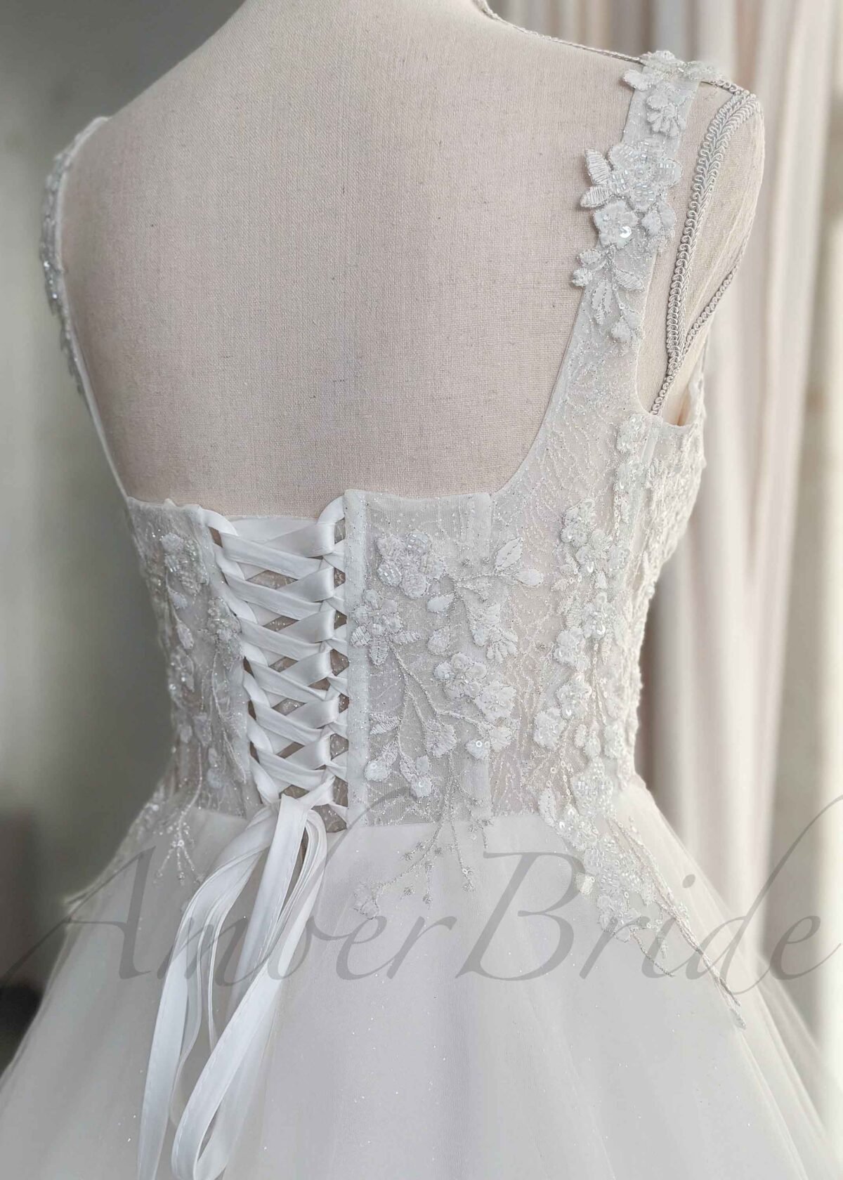 Romantiška gėlėta vestuvinė suknelė su tulio sijonu ir korsetu - Image 5