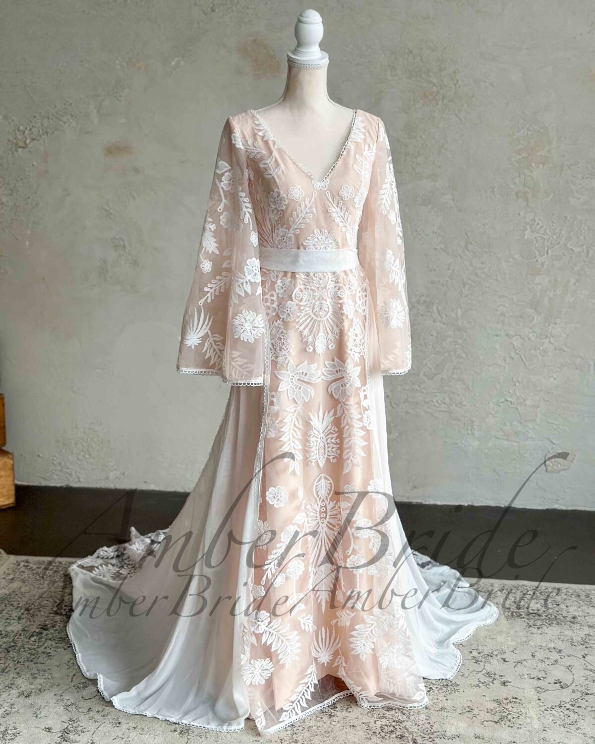 Boho stiliaus vestuvinė suknelė su ilgomis plačiomis rankovėmis - Image 7