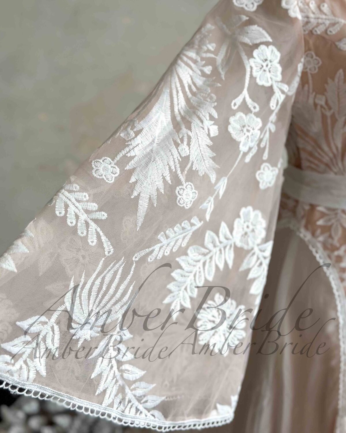 Boho stiliaus vestuvinė suknelė su ilgomis plačiomis rankovėmis - Image 5