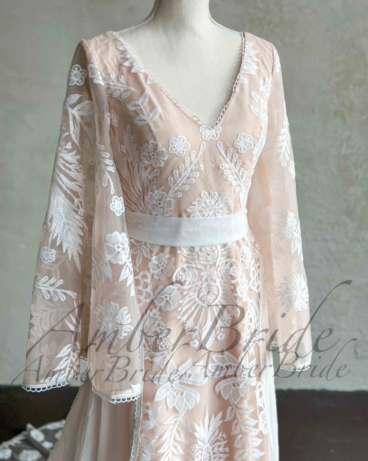 Boho stiliaus vestuvinė suknelė su ilgomis plačiomis rankovėmis - Image 3