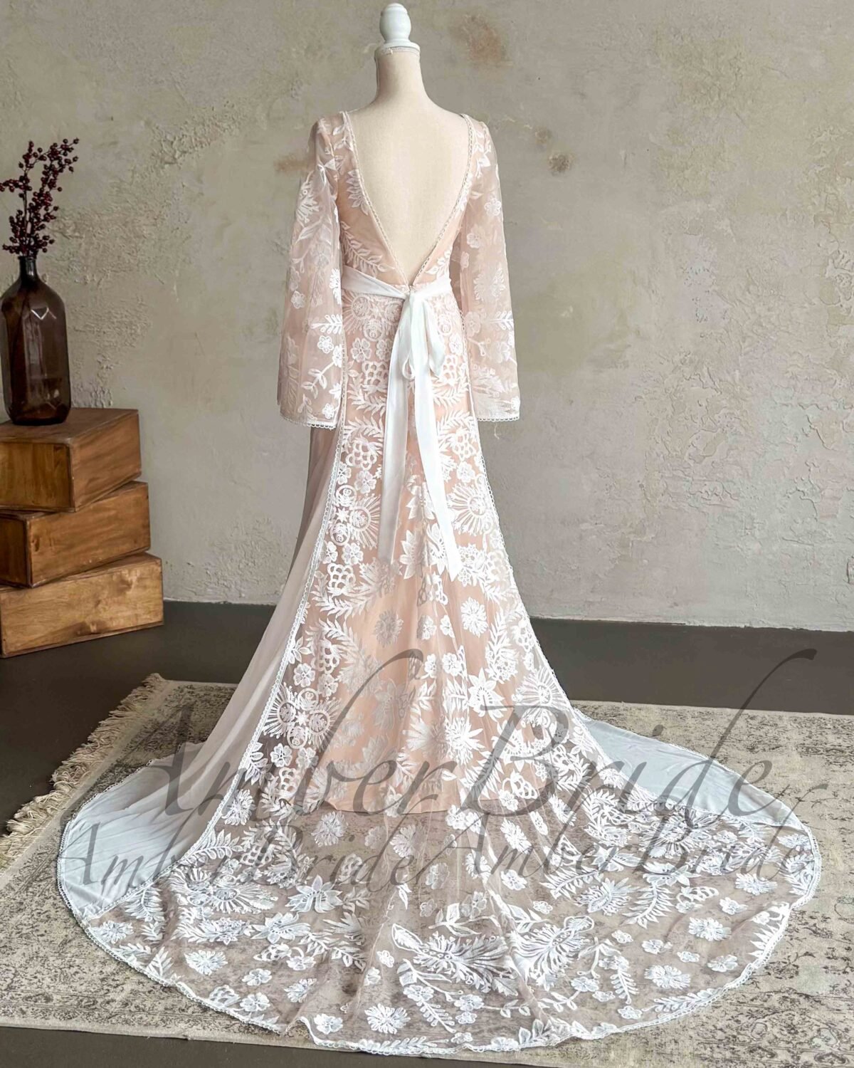 Boho stiliaus vestuvinė suknelė su ilgomis plačiomis rankovėmis - Image 2