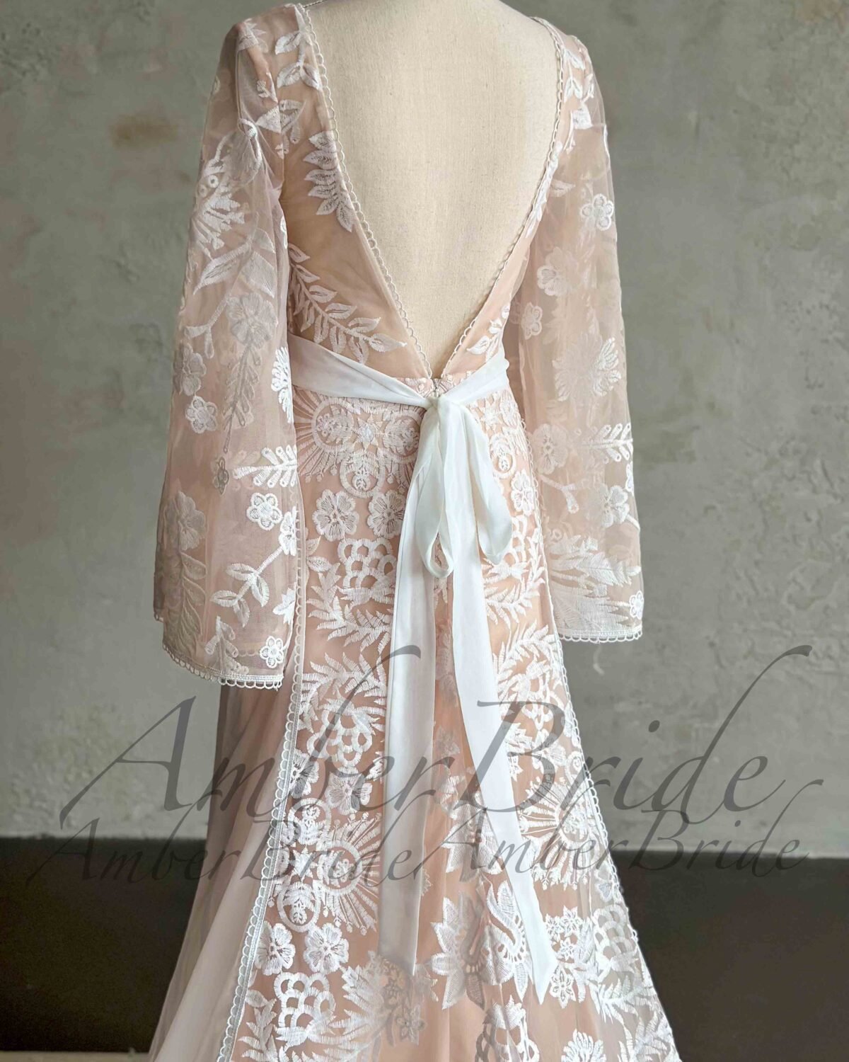 Boho stiliaus vestuvinė suknelė su ilgomis plačiomis rankovėmis - Image 4