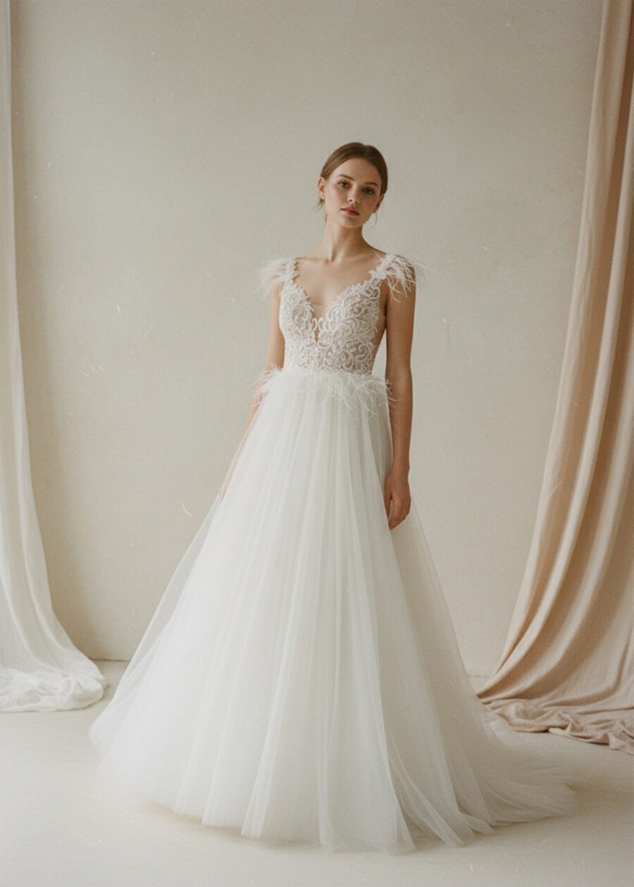 Bohemiška vestuvinė suknelė su tulio sijonu ir kutais
