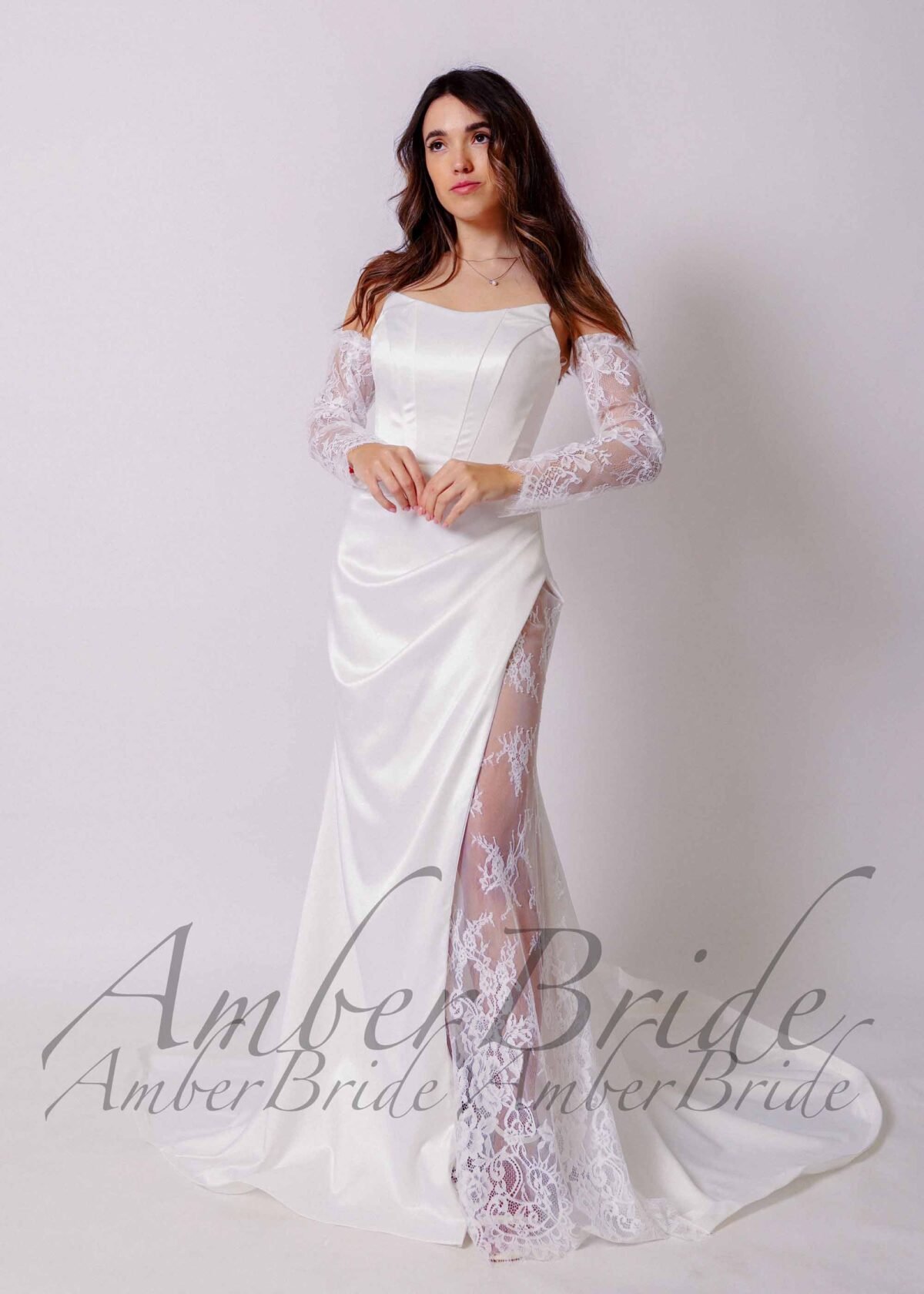 Bohemiška undinės formos satino vestuvinė suknelė su nėriniais