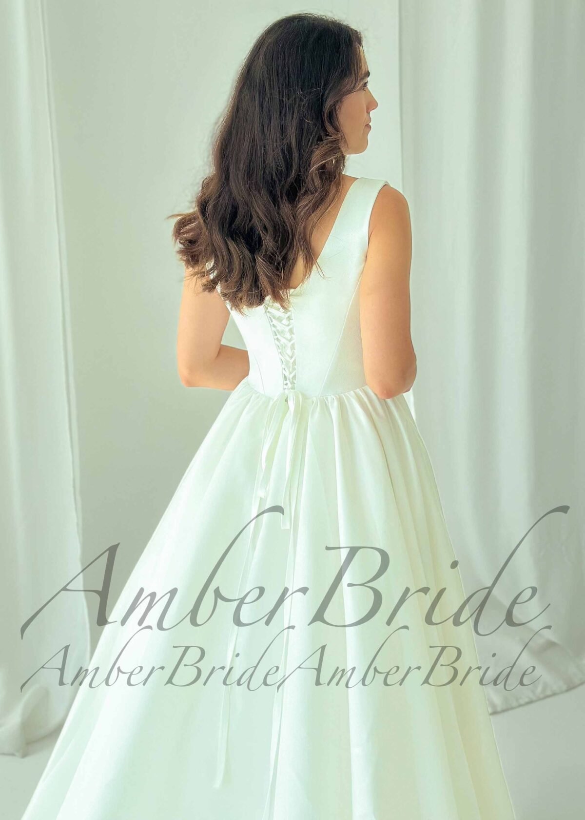 Klasikinė blizgaus satino vestuvinė suknelė su V formos liemeniu - Image 4