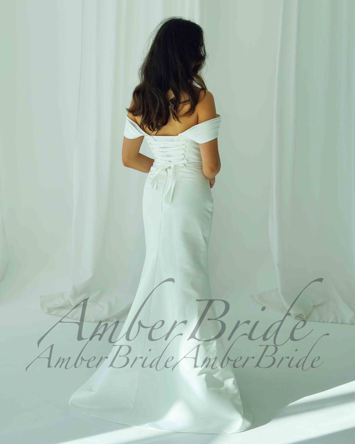 Minimalistinė undinės formos satino vestuvinė suknelė atvirais pečiais - Image 2