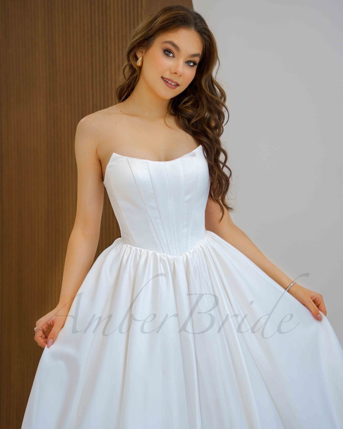 Klasikinė pūsta satino vestuvinė suknelė su V formos liemeniu - Image 3