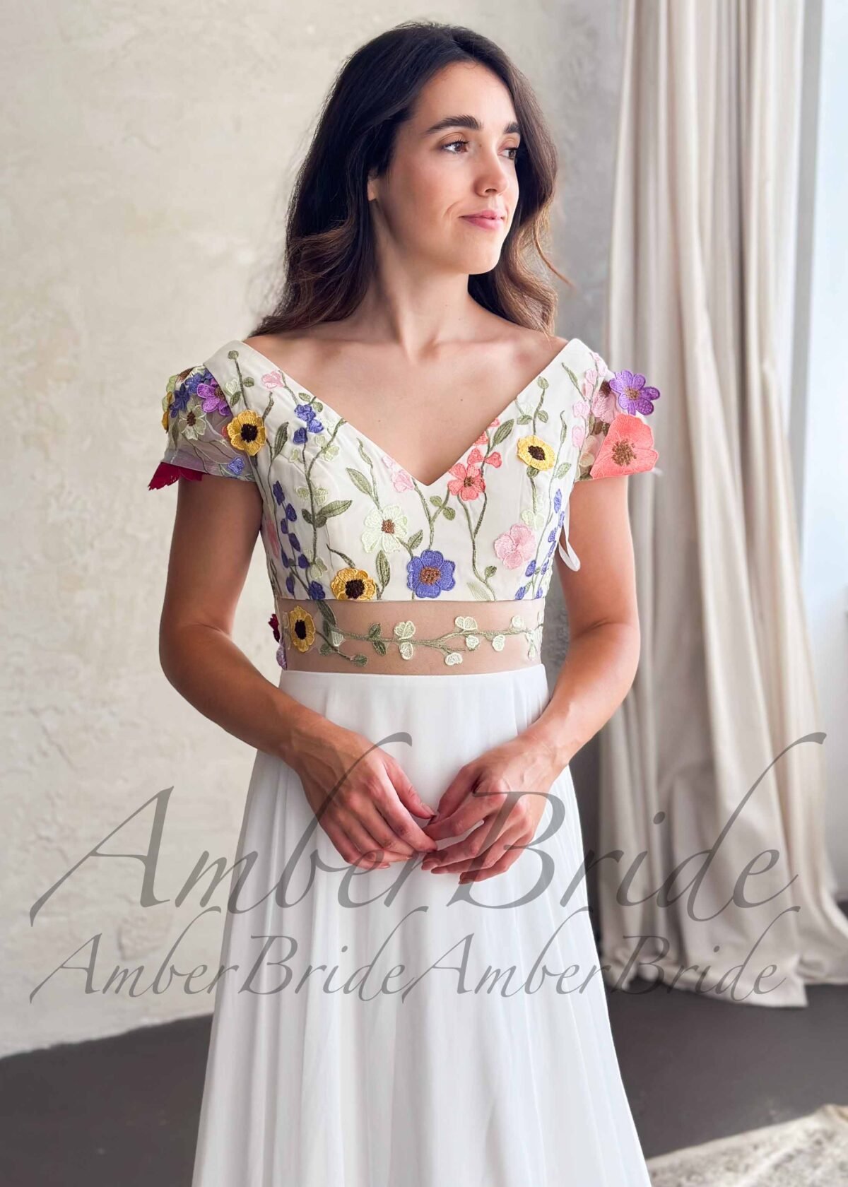 Romantiška šifoninė vestuvinė suknelė su spalvotomis gėlėmis ir trumpomis rankovėmis - Image 3