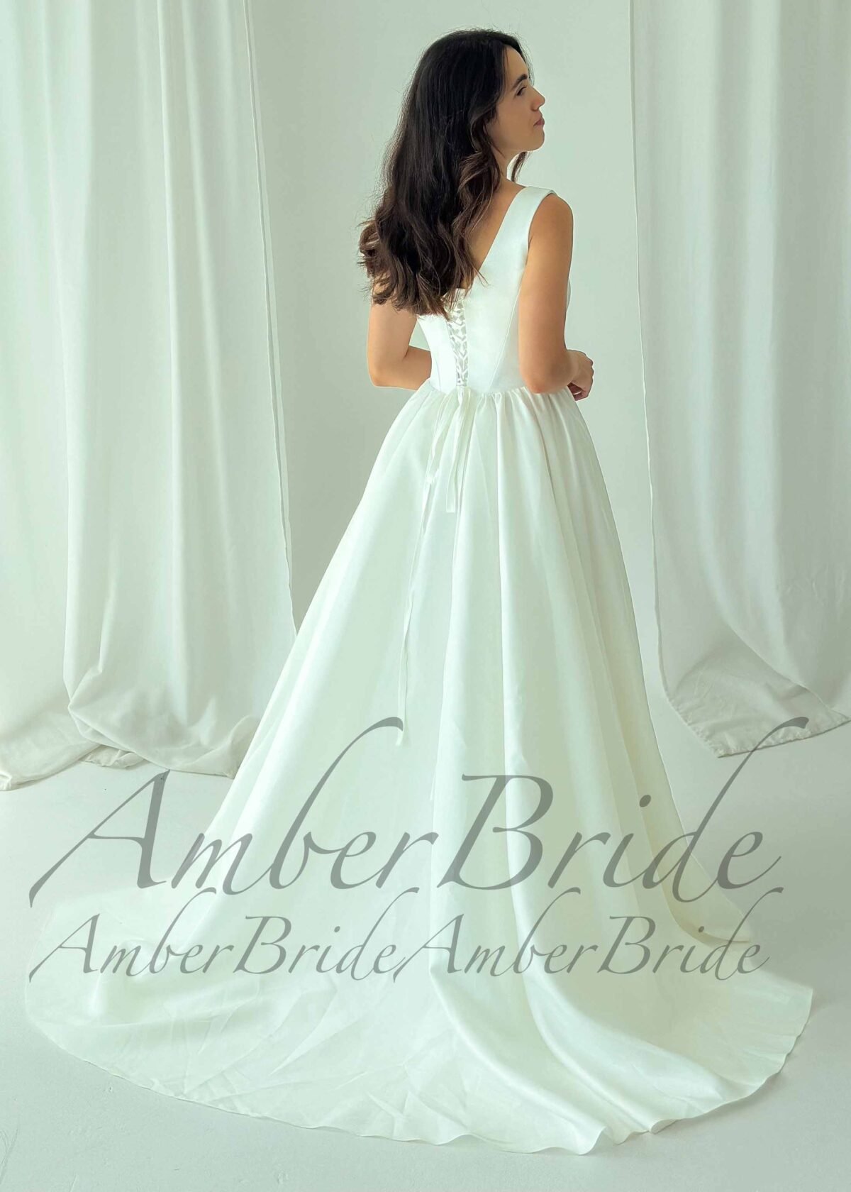 Klasikinė blizgaus satino vestuvinė suknelė su V formos liemeniu - Image 2