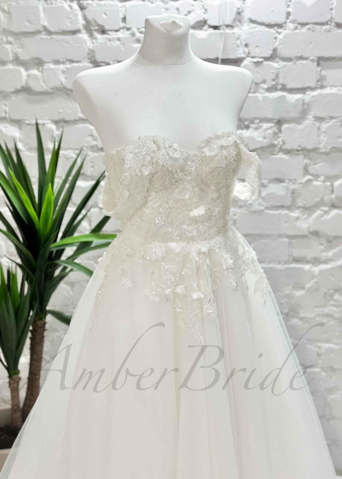 Gėlėta tulio vestuvinė suknelė su atvirais pečiais ir korsetu - Image 3