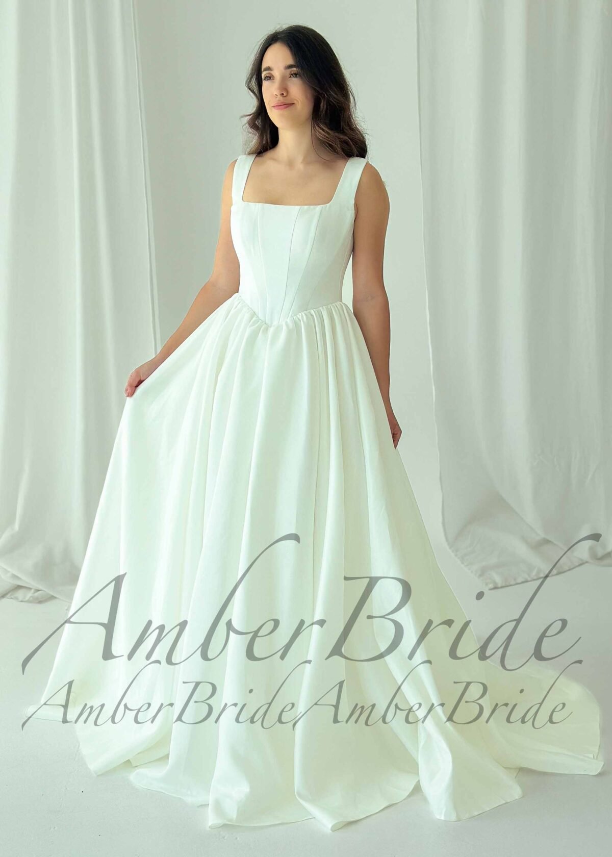 Klasikinė blizgaus satino vestuvinė suknelė su V formos liemeniu