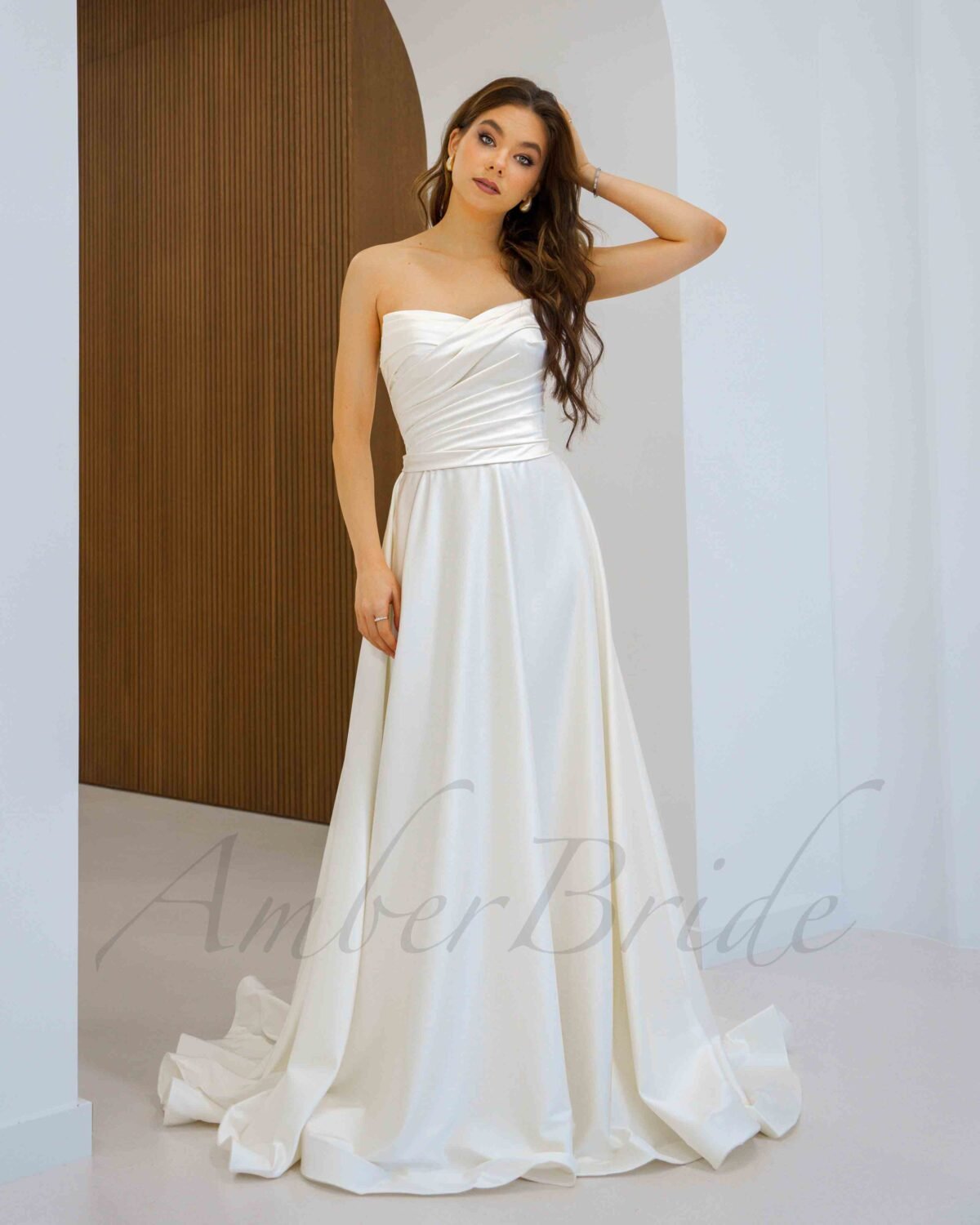 Klasikinė satino vestuvinė suknelė su korsetu