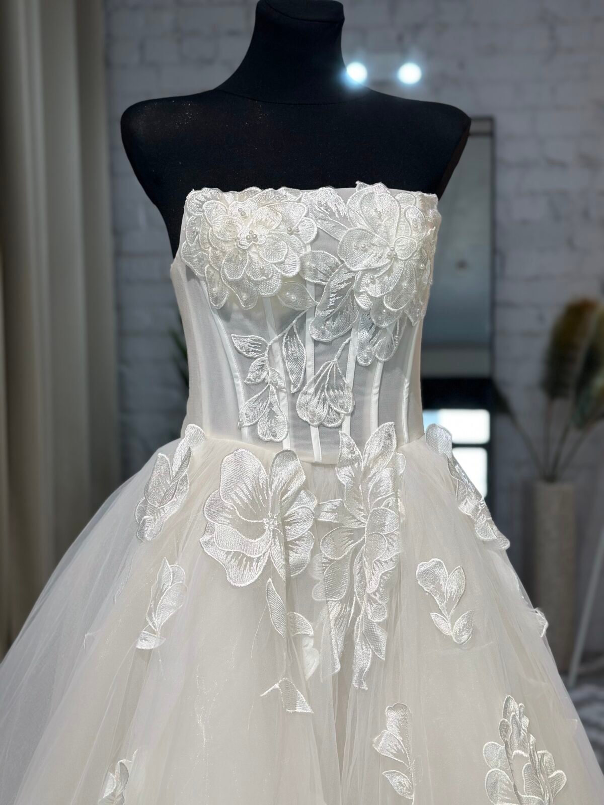 Romantiška gėlėta vestuvinė suknelė su pūstu tulio sijonu be petnešėlių - Image 2