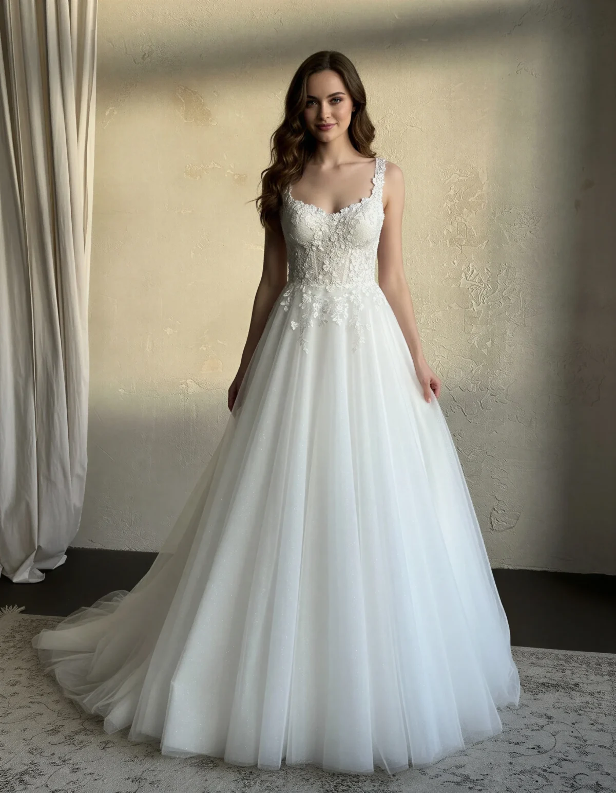 Romantiška gėlėta vestuvinė suknelė su tulio sijonu ir korsetu