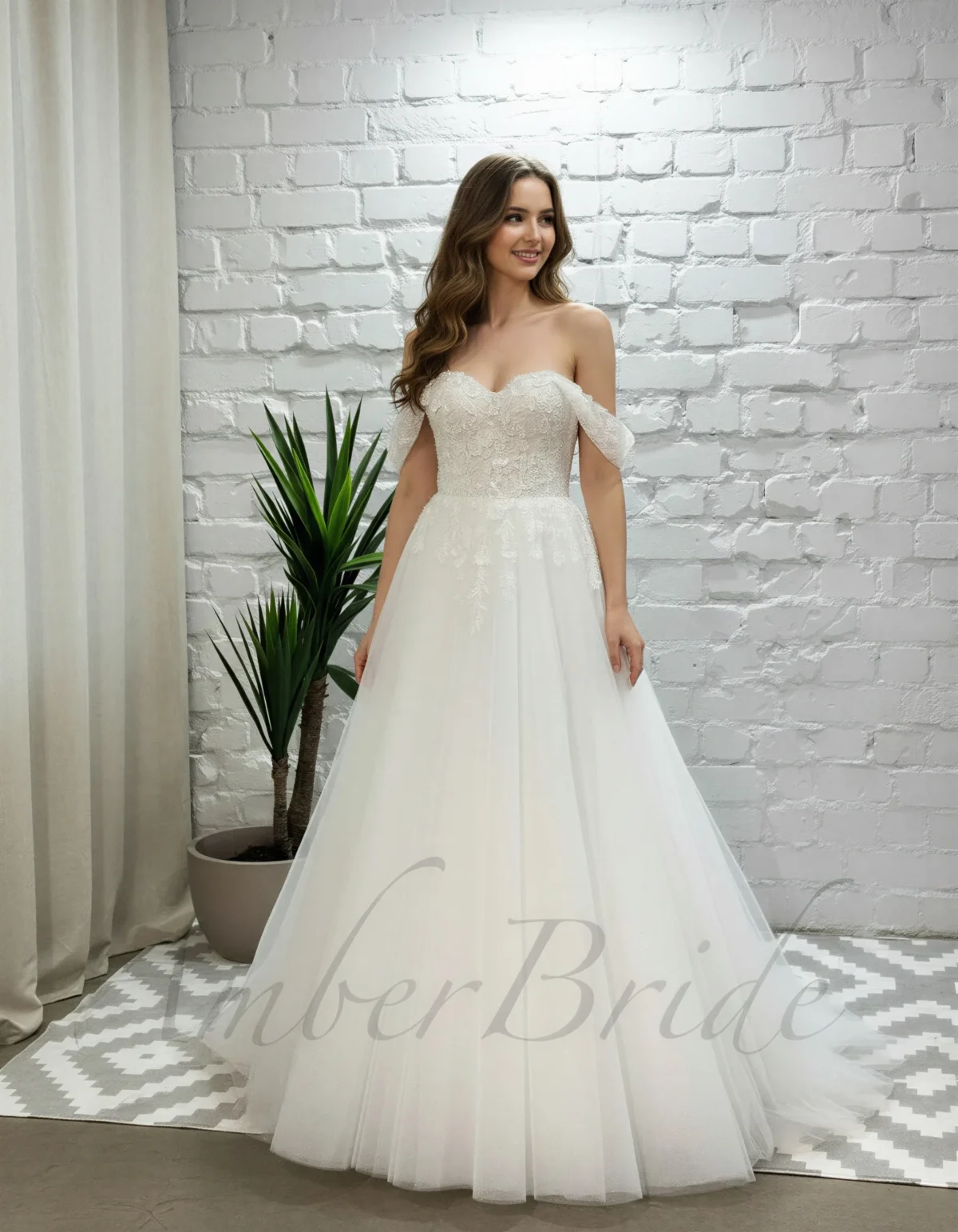 Gėlėta tulio vestuvinė suknelė su atvirais pečiais ir korsetu