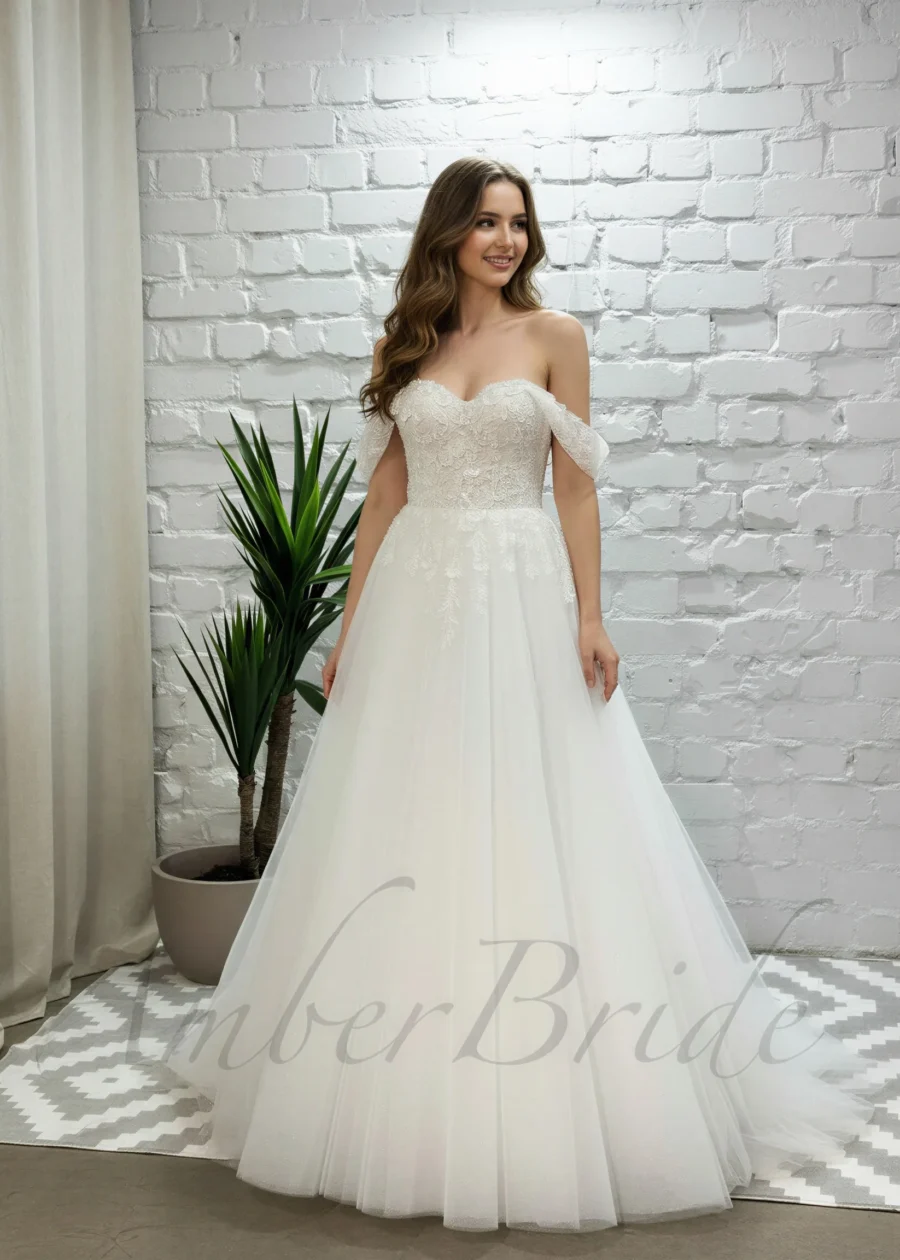 Gėlėta tulio vestuvinė suknelė su atvirais pečiais ir korsetu