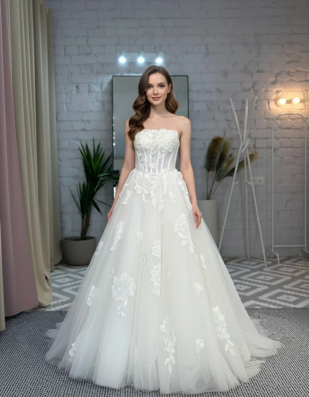 Romantiška gėlėta vestuvinė suknelė su pūstu tulio sijonu be petnešėlių