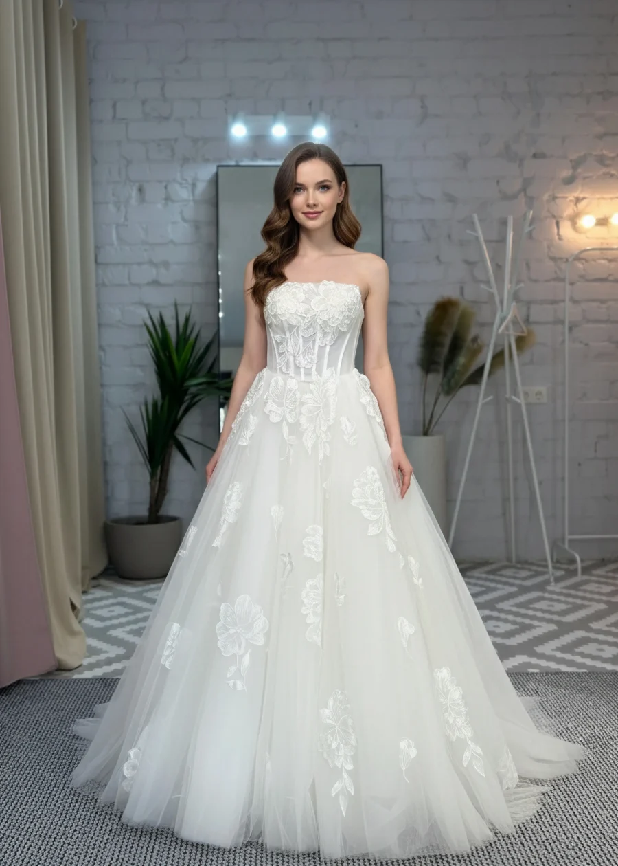 Romantiška gėlėta vestuvinė suknelė su pūstu tulio sijonu be petnešėlių