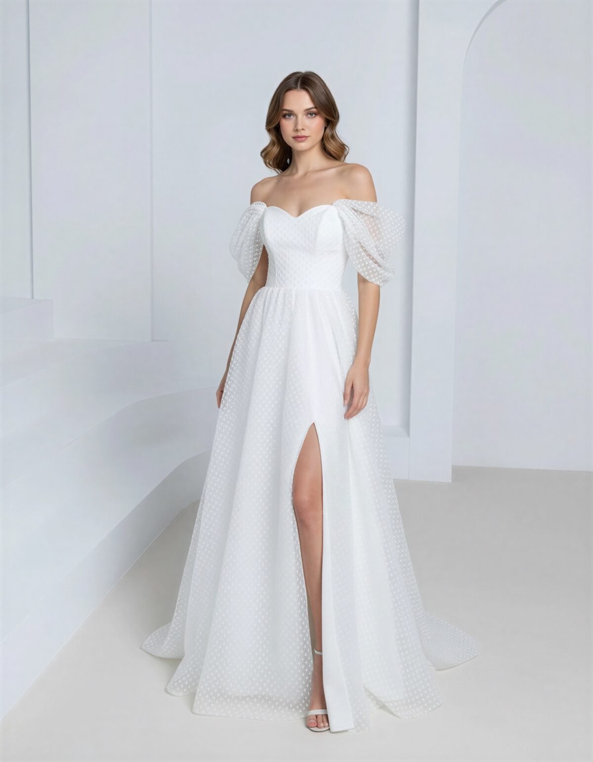 Paprasta taškuoto dizaino vestuvinė suknelė atvirais pečiais