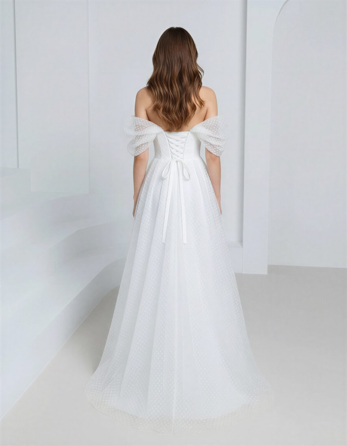 Paprasta taškuoto dizaino vestuvinė suknelė atvirais pečiais - Image 2