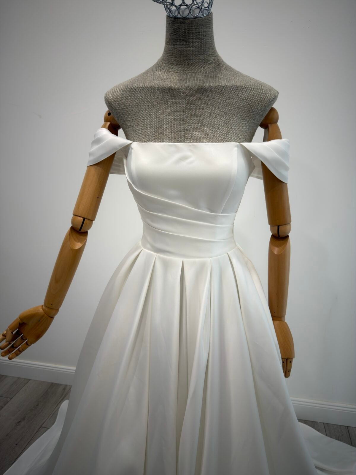 Klasikinio dizaino vestuvinė suknelė atvirais pečiais su korsetu - Image 2