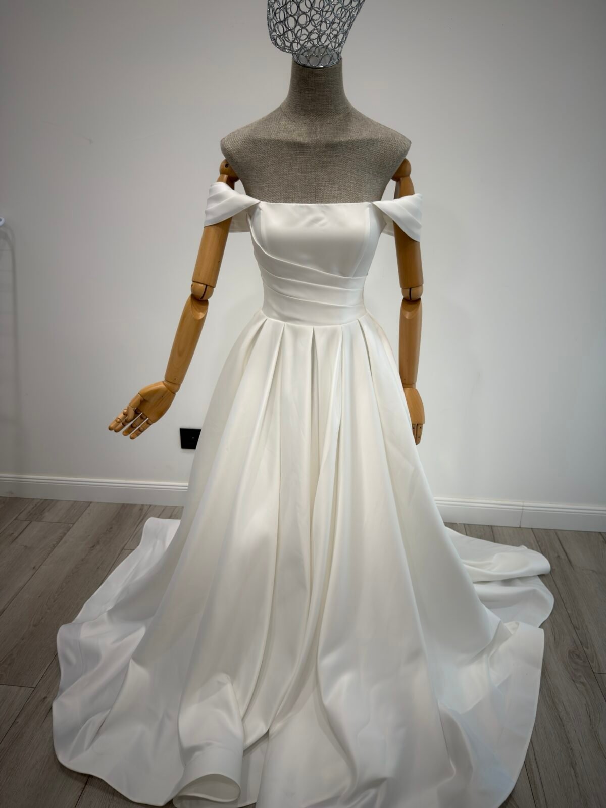 Klasikinio dizaino vestuvinė suknelė atvirais pečiais su korsetu - Image 4