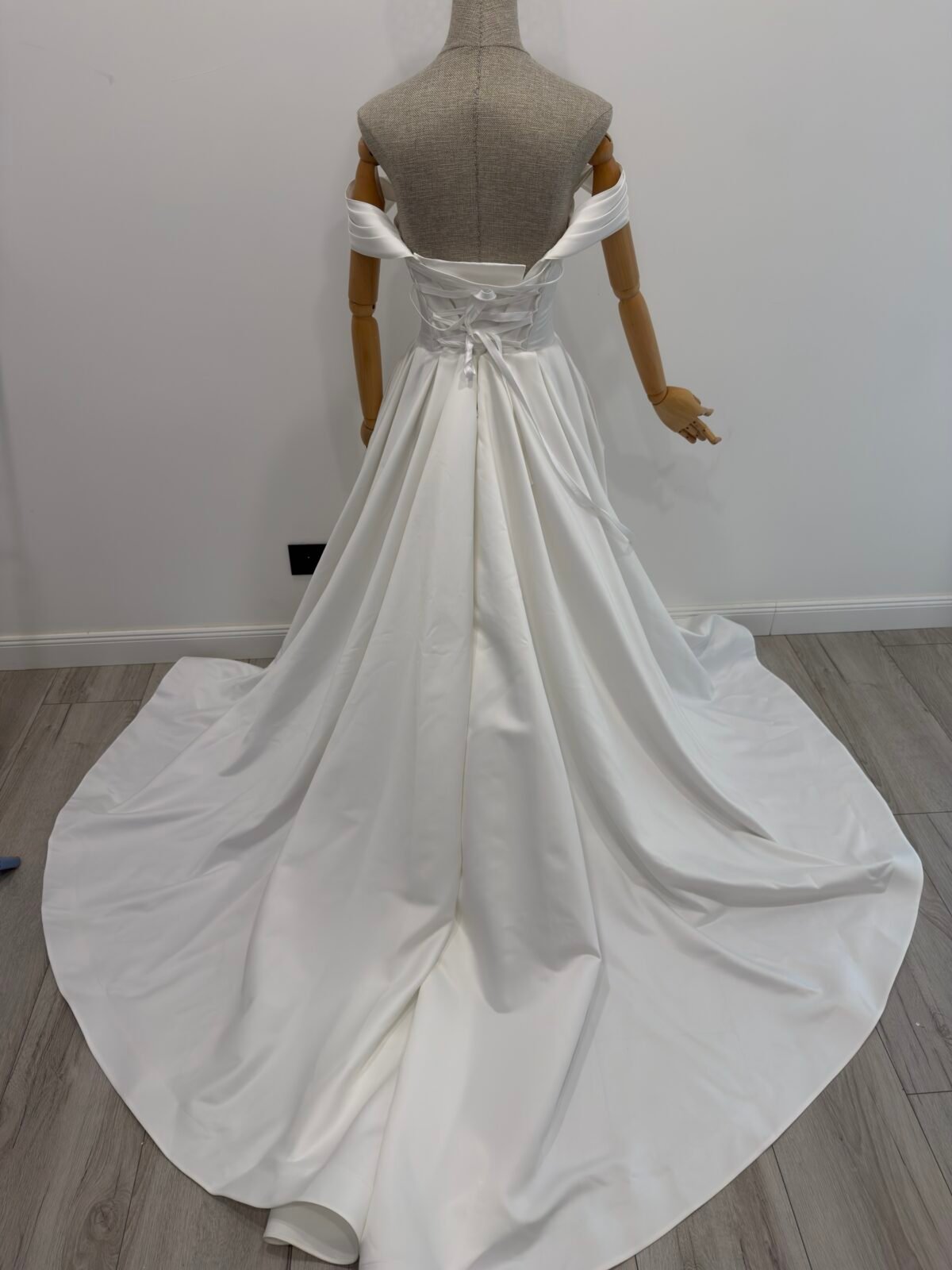 Klasikinio dizaino vestuvinė suknelė atvirais pečiais su korsetu - Image 3