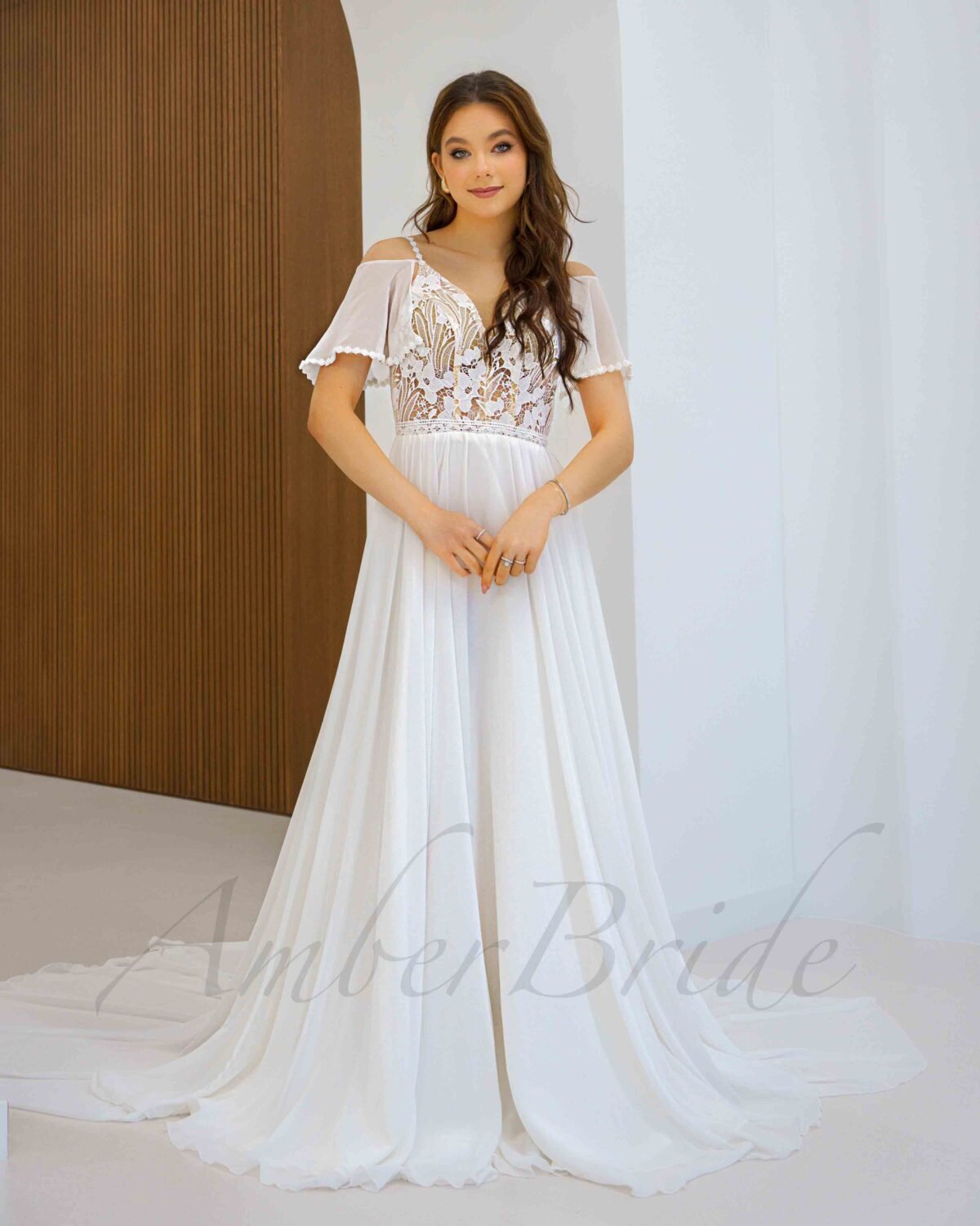 Boho stiliaus ilgo šifoninio sijono vestuvinė suknelė atvirais pečiais