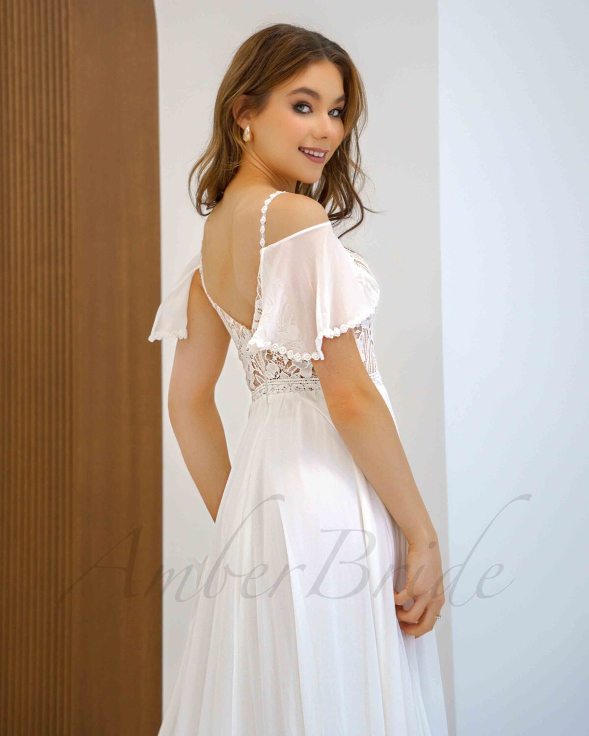 Boho stiliaus ilgo šifoninio sijono vestuvinė suknelė atvirais pečiais - Image 4