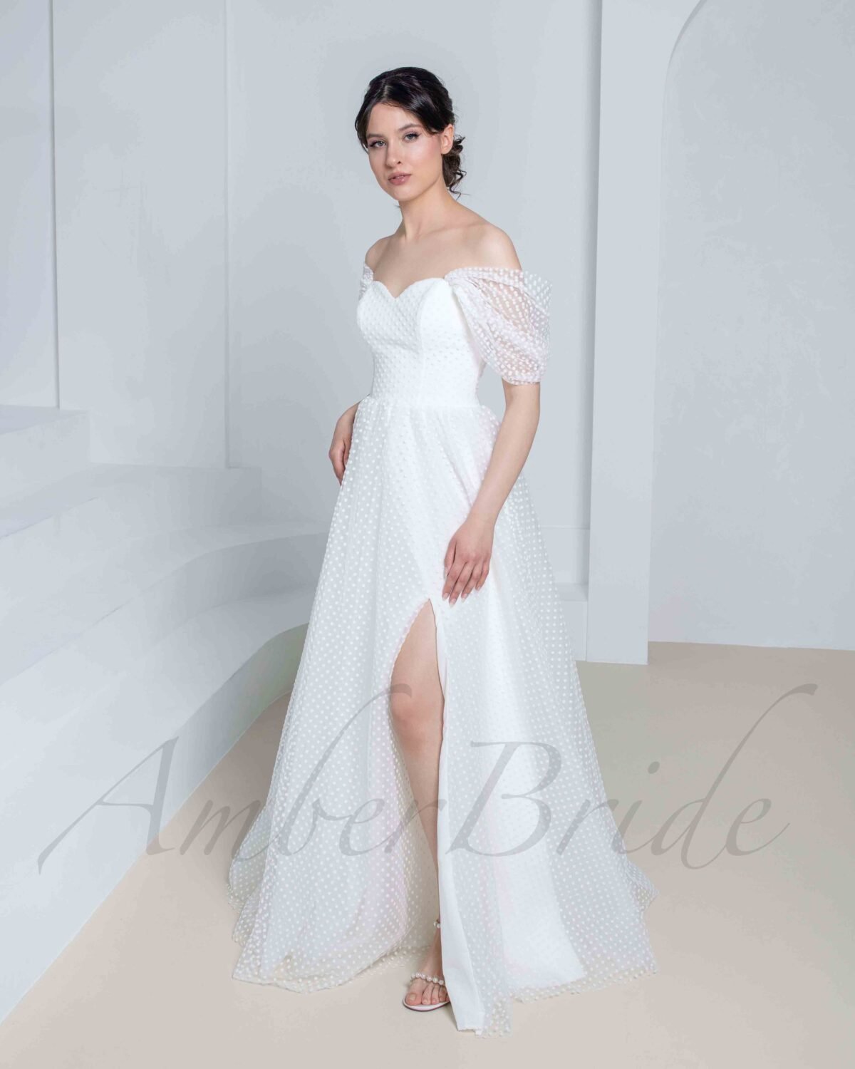 Paprasta taškuoto dizaino vestuvinė suknelė atvirais pečiais