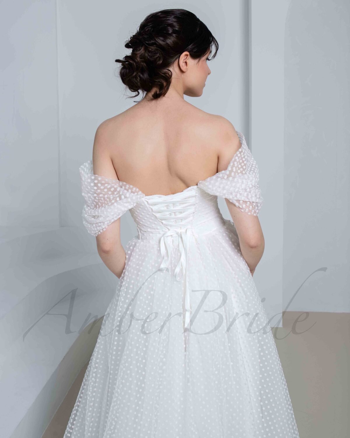 Paprasta taškuoto dizaino vestuvinė suknelė atvirais pečiais - Image 4
