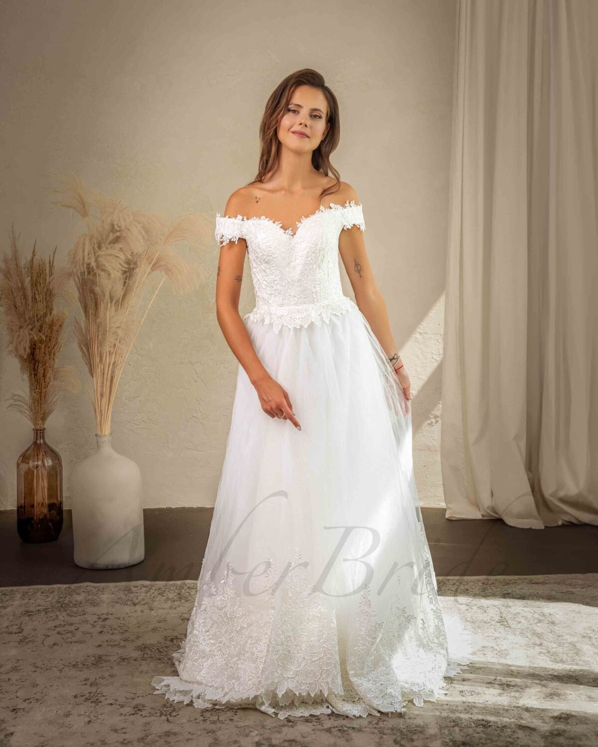 Romantiška tulio vestuvinė suknelė su gėlių dizainu ir atvirais pečiais