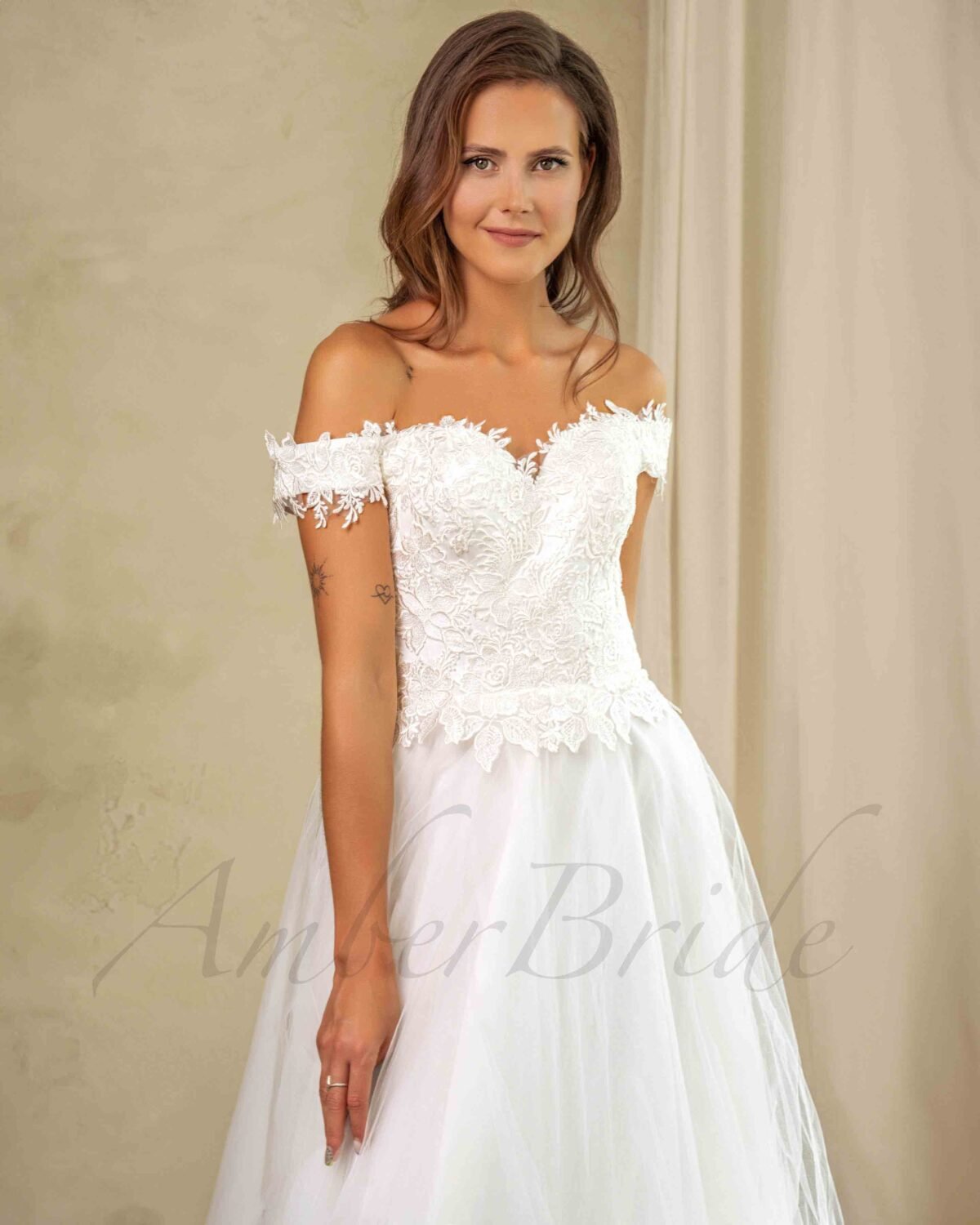 Romantiška tulio vestuvinė suknelė su gėlių dizainu ir atvirais pečiais - Image 3