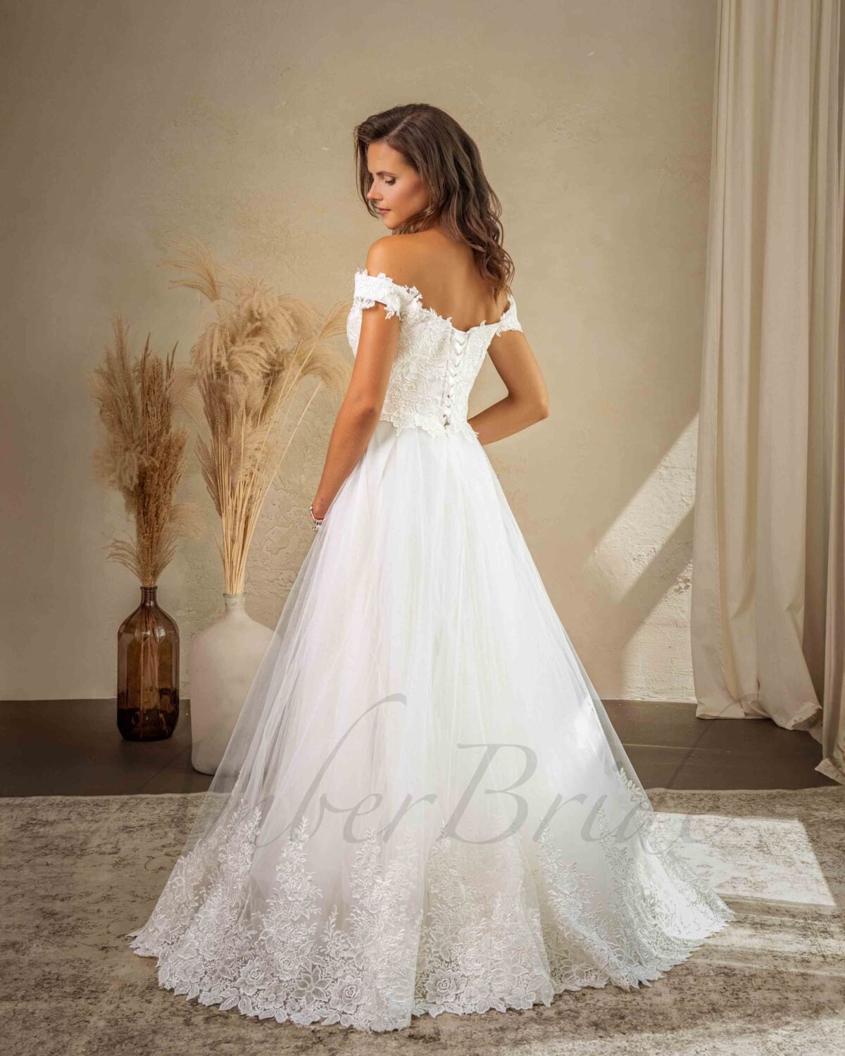 Romantiška tulio vestuvinė suknelė su gėlių dizainu ir atvirais pečiais - Image 2